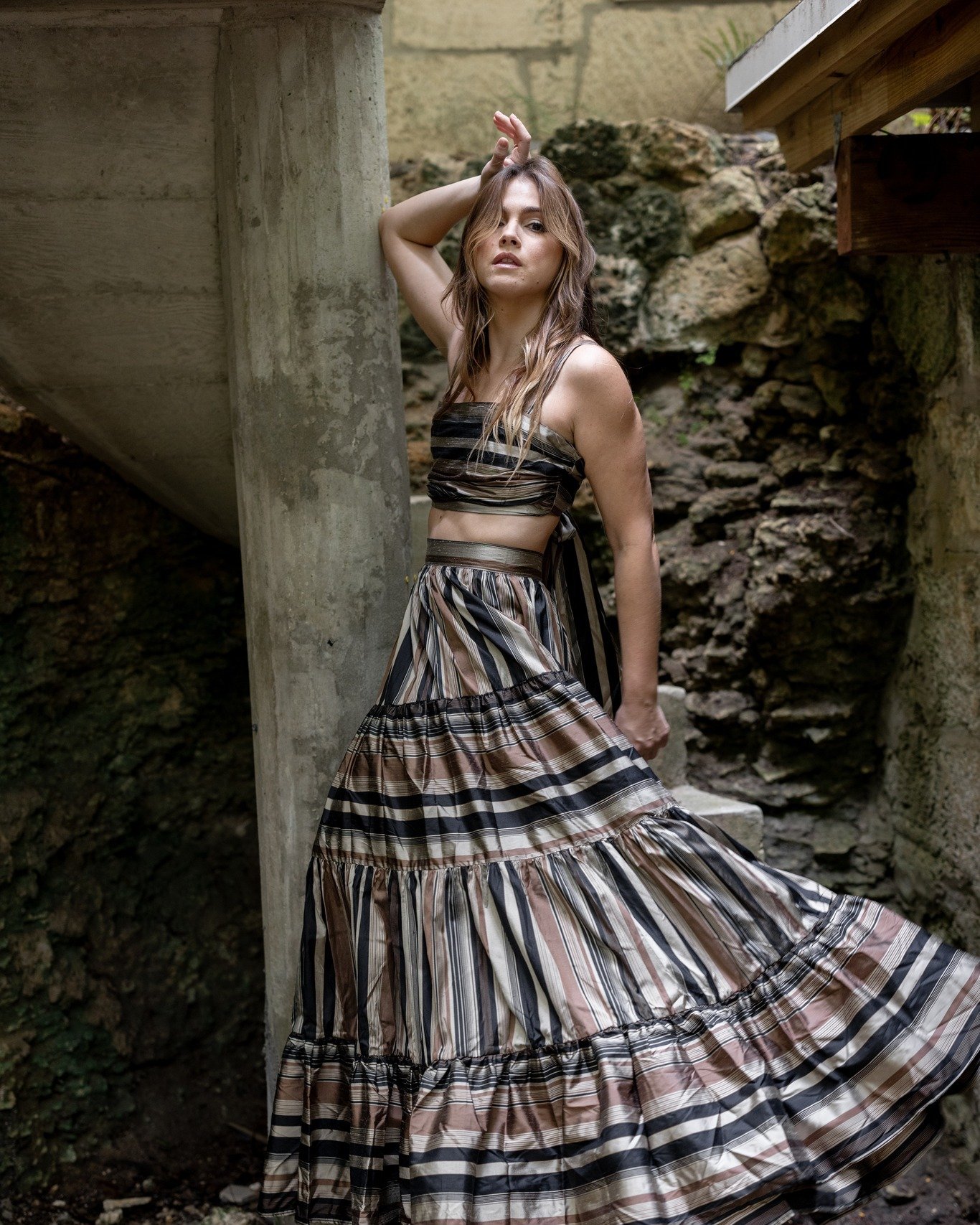 The countdown is almost over&hellip; TOMORROW it&rsquo;s happening! 🚨 The Elite Brand Showcase with @carolinasanz  opens its doors.
This striped two-piece brings drama, movement, and the perfect earthy tones for a timeless statement. A look designed
