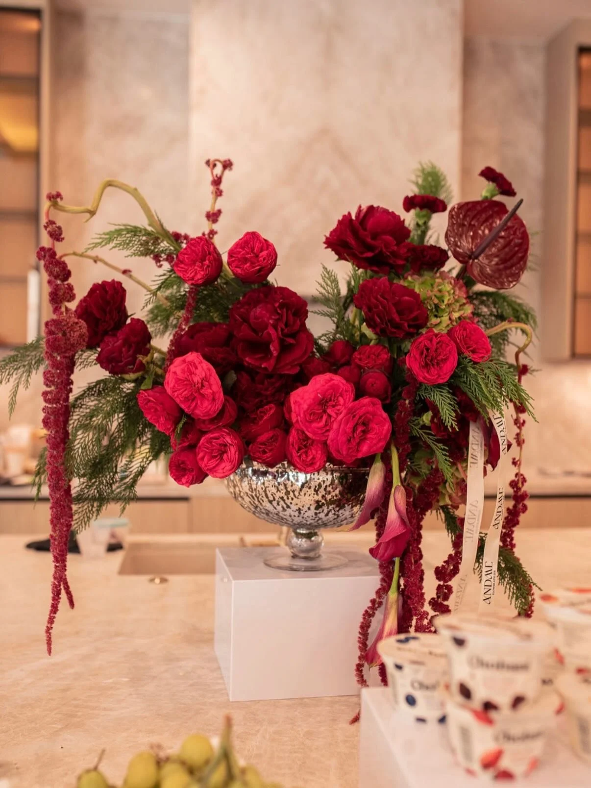 Florals by @andme_floweratelier, thoughtfully curated for our Holiday Edit brand showcase 🌹✨