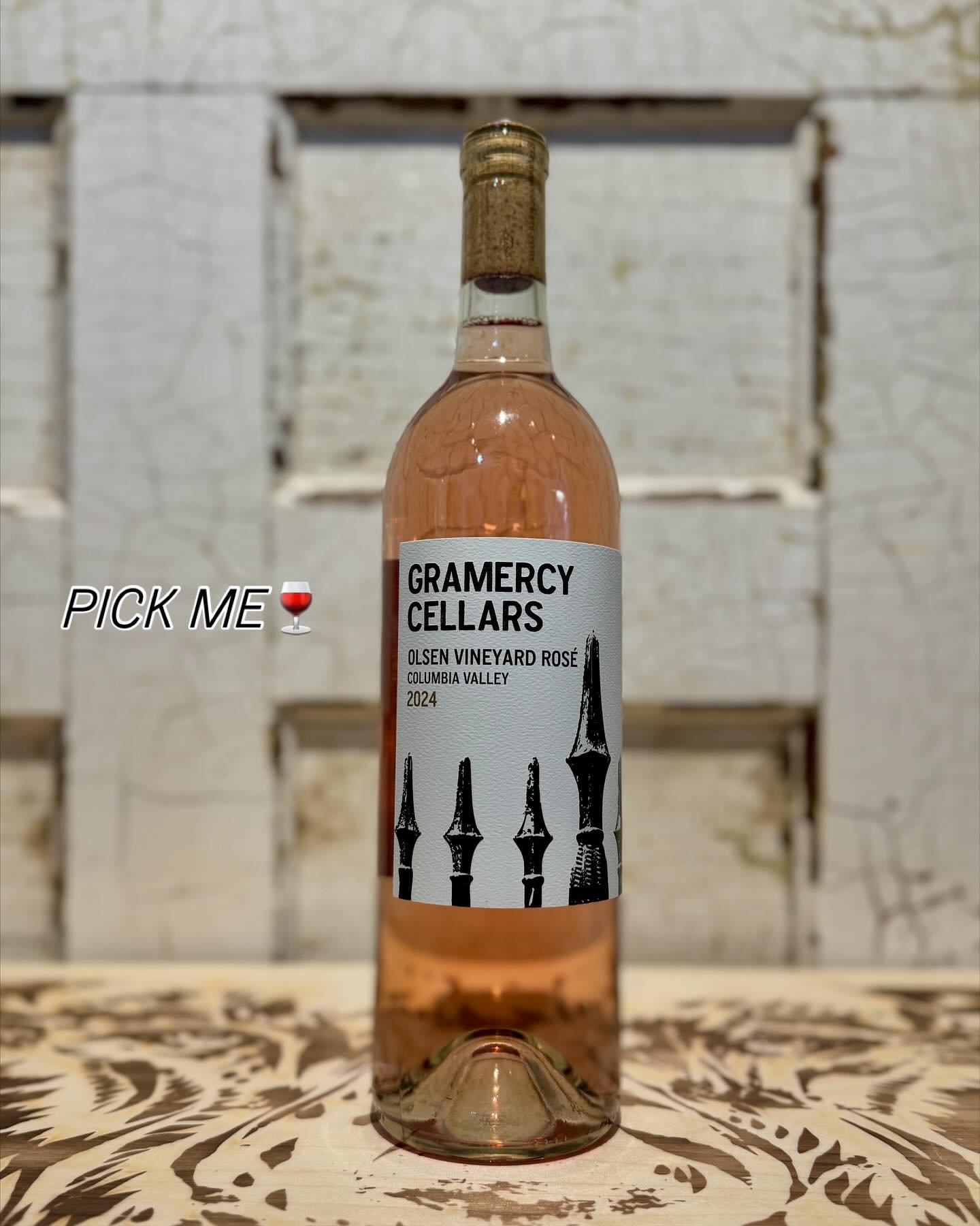 what day is it again 🤨? #winedownwednesday 😍 Welcome to this rainy fall day and what better way than to have a glass of wine to feel the cozy vibes 🍁🍷 We have two fantastic features... hailing from the Evergreen State a lovely Ros&eacute; medium-