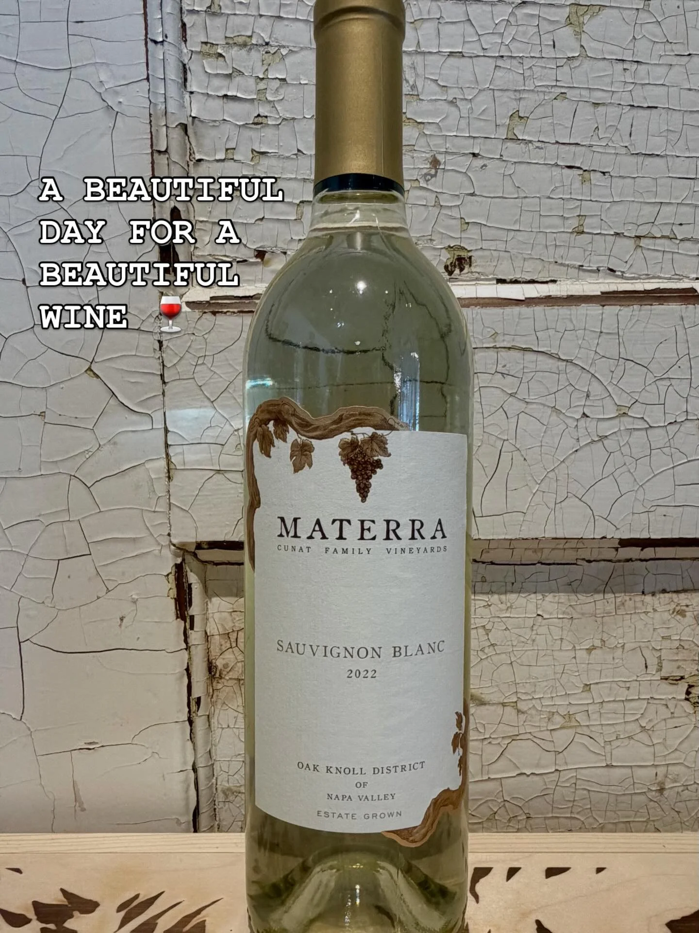 Welcome to #winewednesdays yet again 🍷 We are featuring a crisp Sauvy B with light stone fruit notes a perfect pairing for sipping outside or sharing with friends. Also featured, leave it to Columbia Valley to produce some beautiful Bordeaux-style w