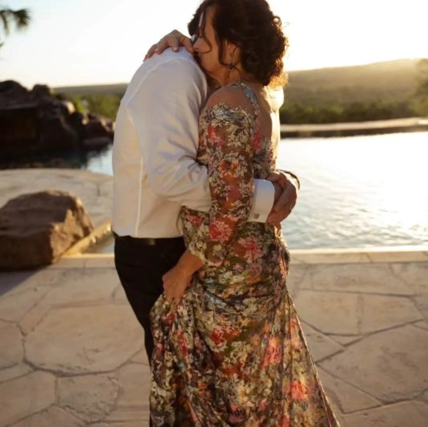 This beautifully small and intimate backyard wedding is what dreams are made of. #wedding #backyardwedding #austin #ido #goldenhour #hillcountrywedding #austintexaswedding #spring @kikiscakesatx  @samanthajphotography @luxeblossomsatx