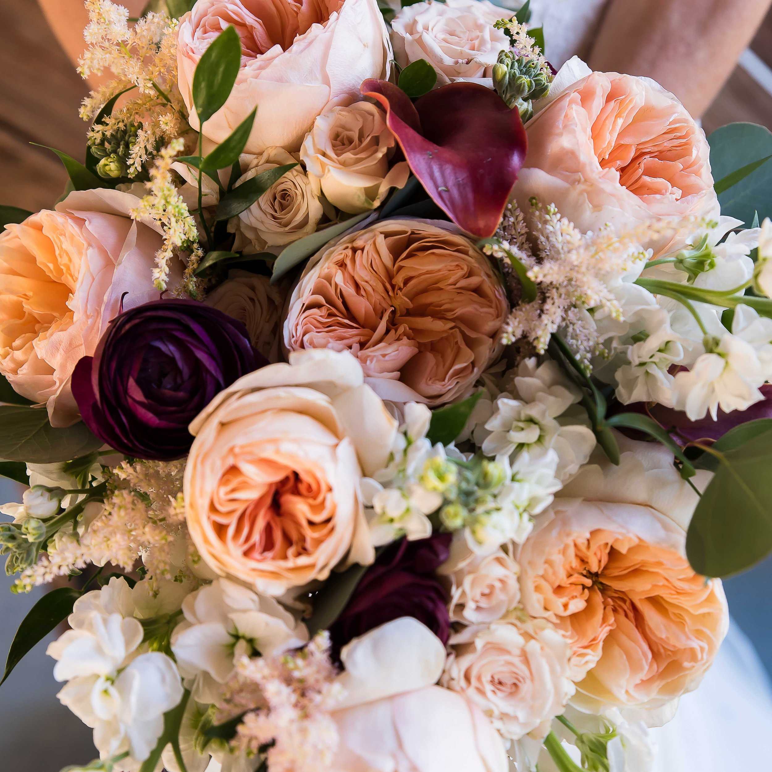 There&rsquo;s something magical about a bridal bouquet filled with the rich, romantic colors of fall. From warm rust and burnt orange to deep burgundy, golden mustard, and soft blush, autumn florals bring a beautiful depth and elegance to a bride&rsq