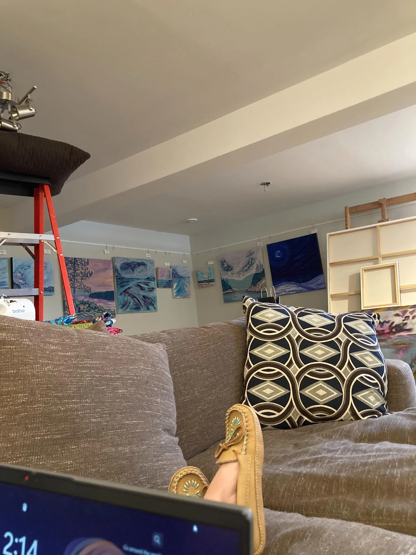 Not a pretty photo update for y&rsquo;all but a good one nonetheless.

So, idk what happened but suddenly I had one of my track lights stop working in the studio last week. And now I&rsquo;m down to 2. Somehow I&rsquo;m making it work but I had to ca