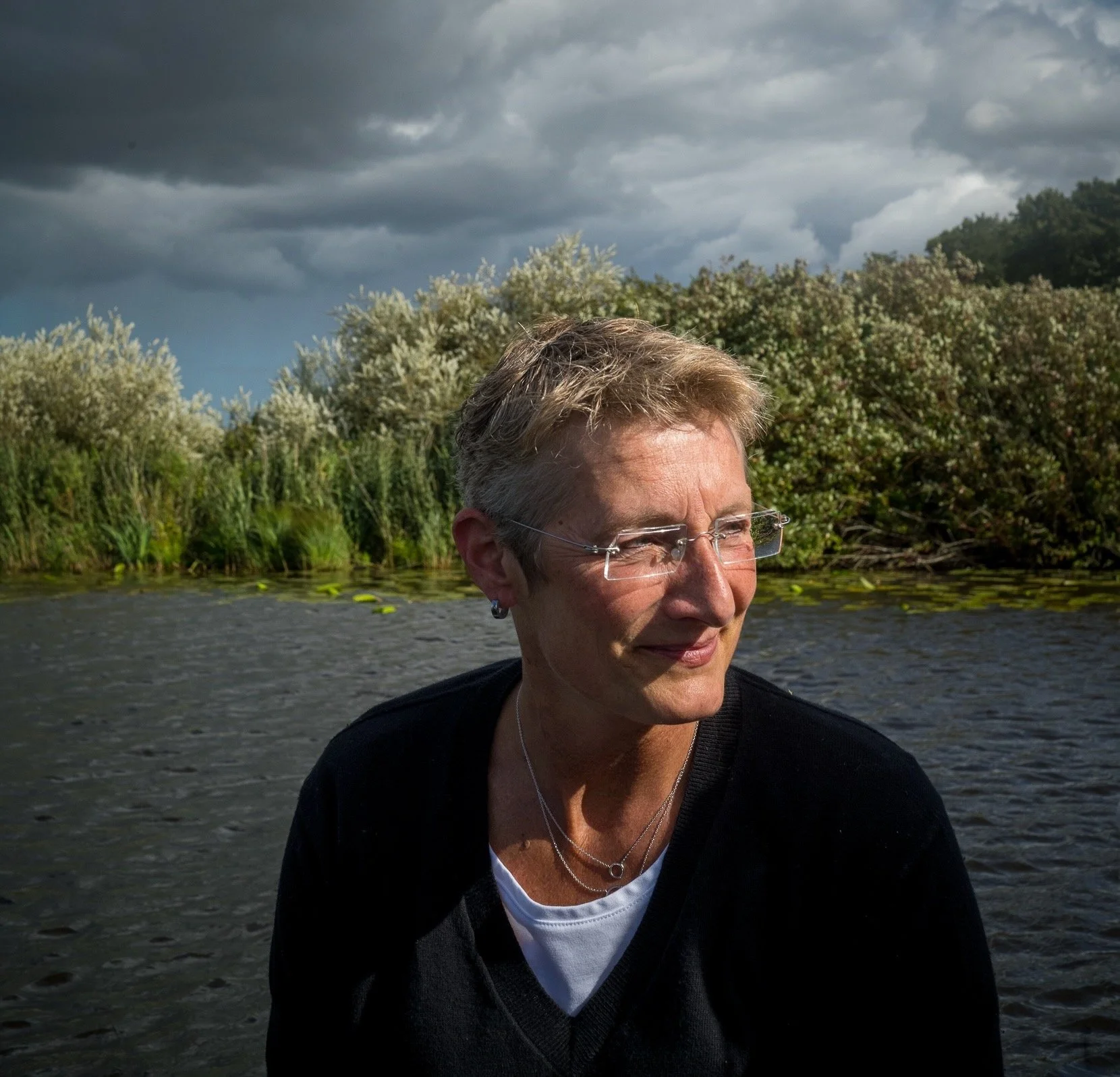 Porträt von Taika draußen am Wasser – natürliches Foto in ruhiger Stimmung