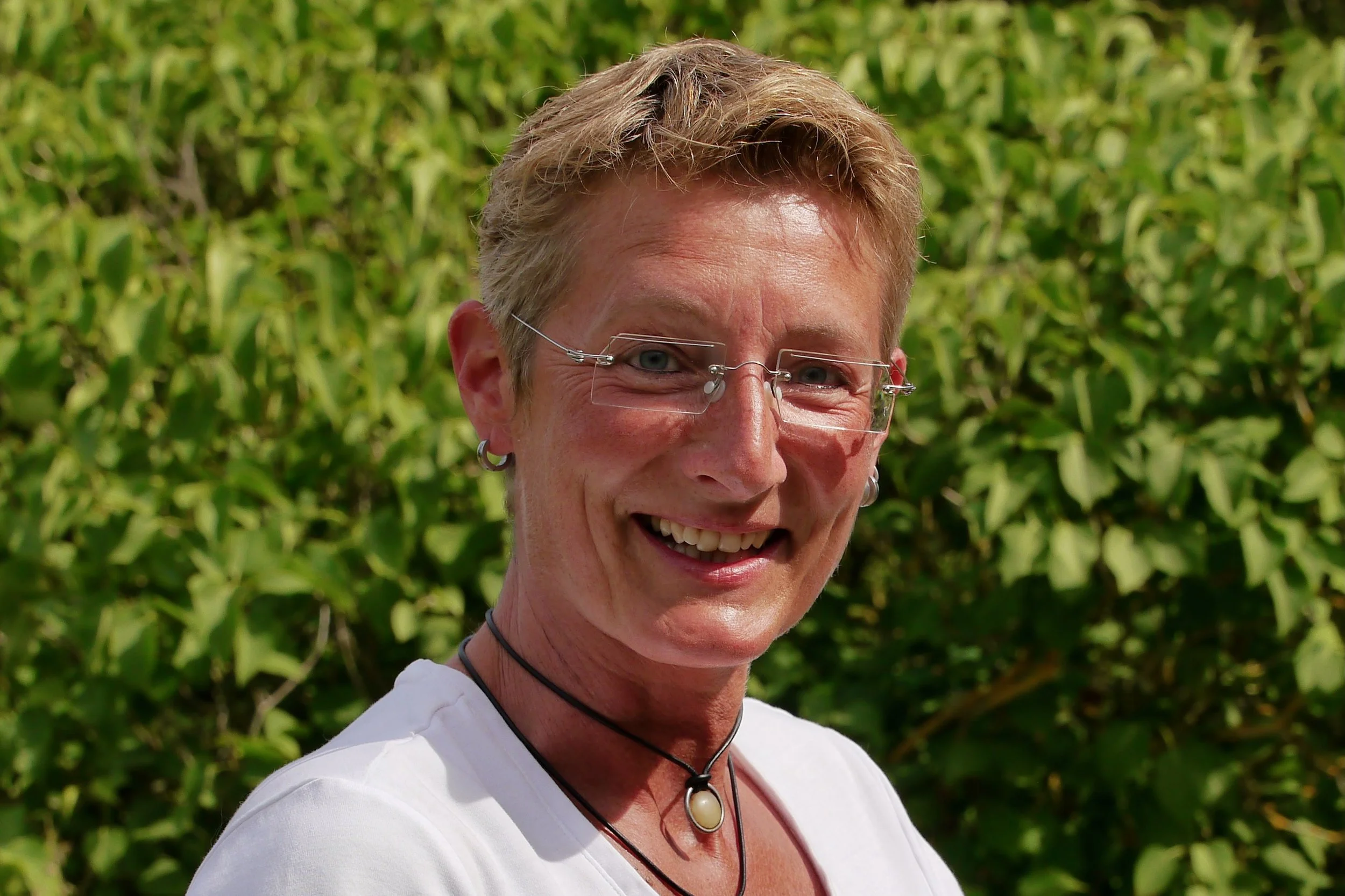 Porträt einer Hundephysiotherapeutin und Hundetrainerin im Freien