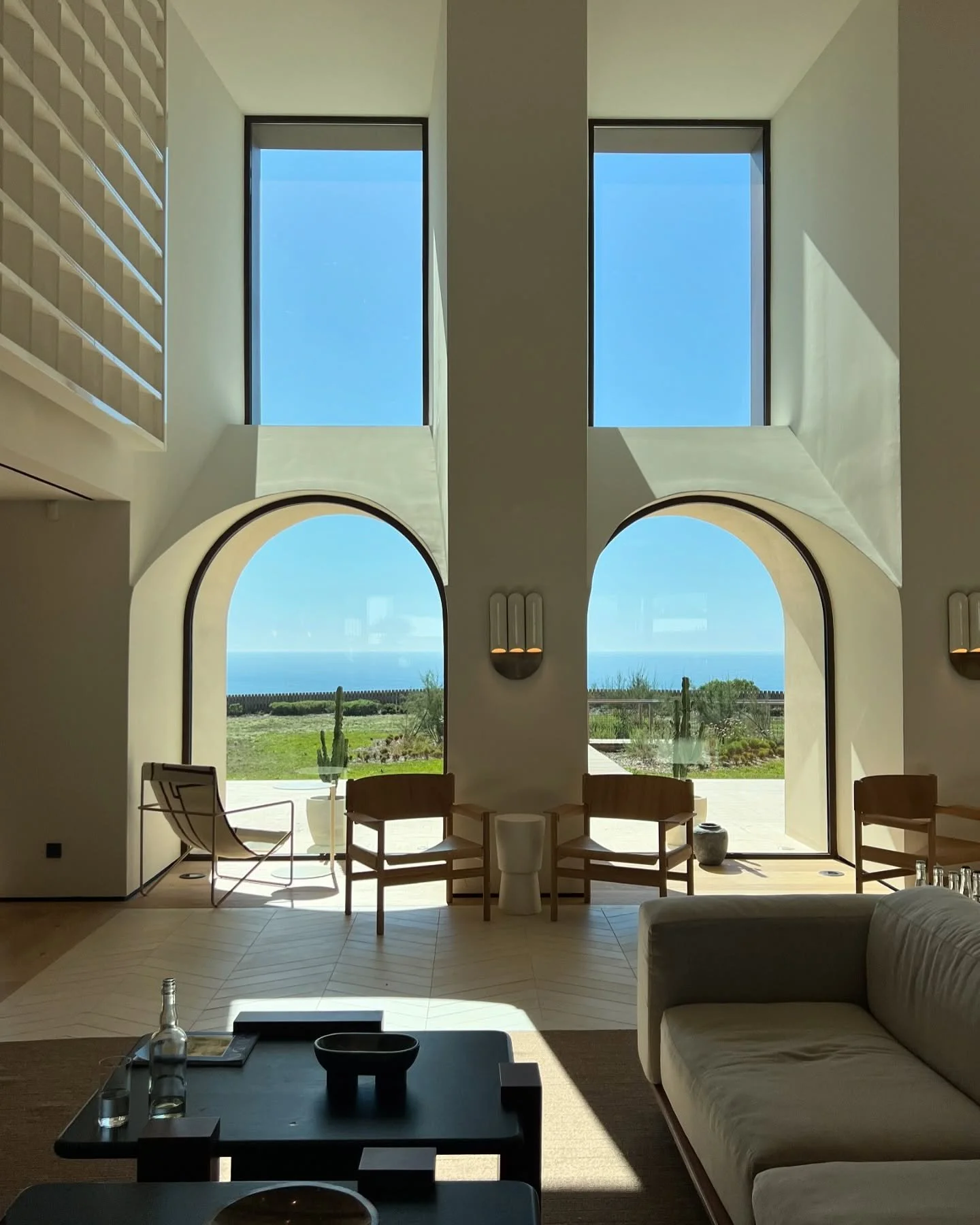 The minimalist interiors of @aethosericeira are a masterclass in understated elegance. With earthy tones that bring warmth and harmony, the design seamlessly reflects the natural beauty of its coastal surroundings. A true escape where simplicity meet