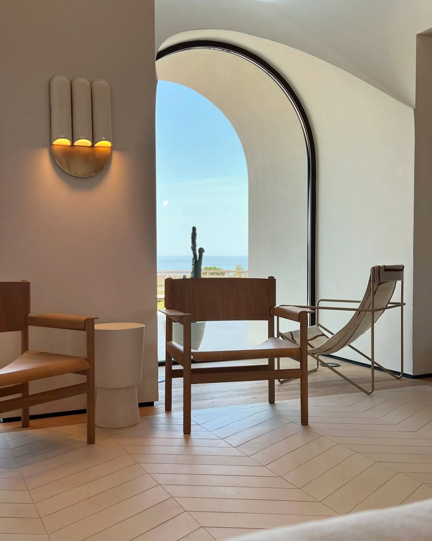 The minimalist interiors of @aethosericeira are a masterclass in understated elegance. With earthy tones that bring warmth and harmony, the design seamlessly reflects the natural beauty of its coastal surroundings. A true escape where simplicity meet
