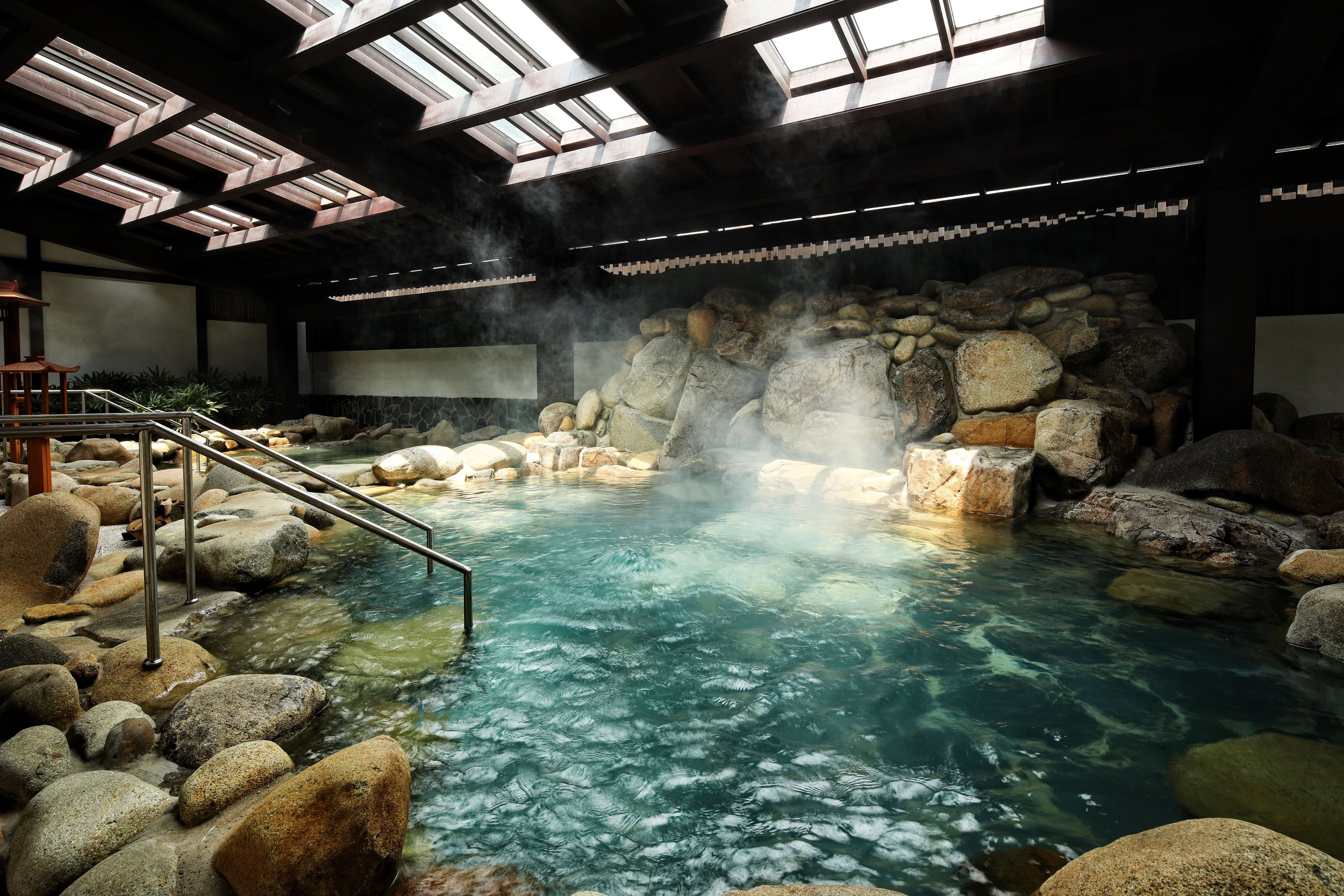 Hilton Quang Hanh Onsen Resort Rock bath