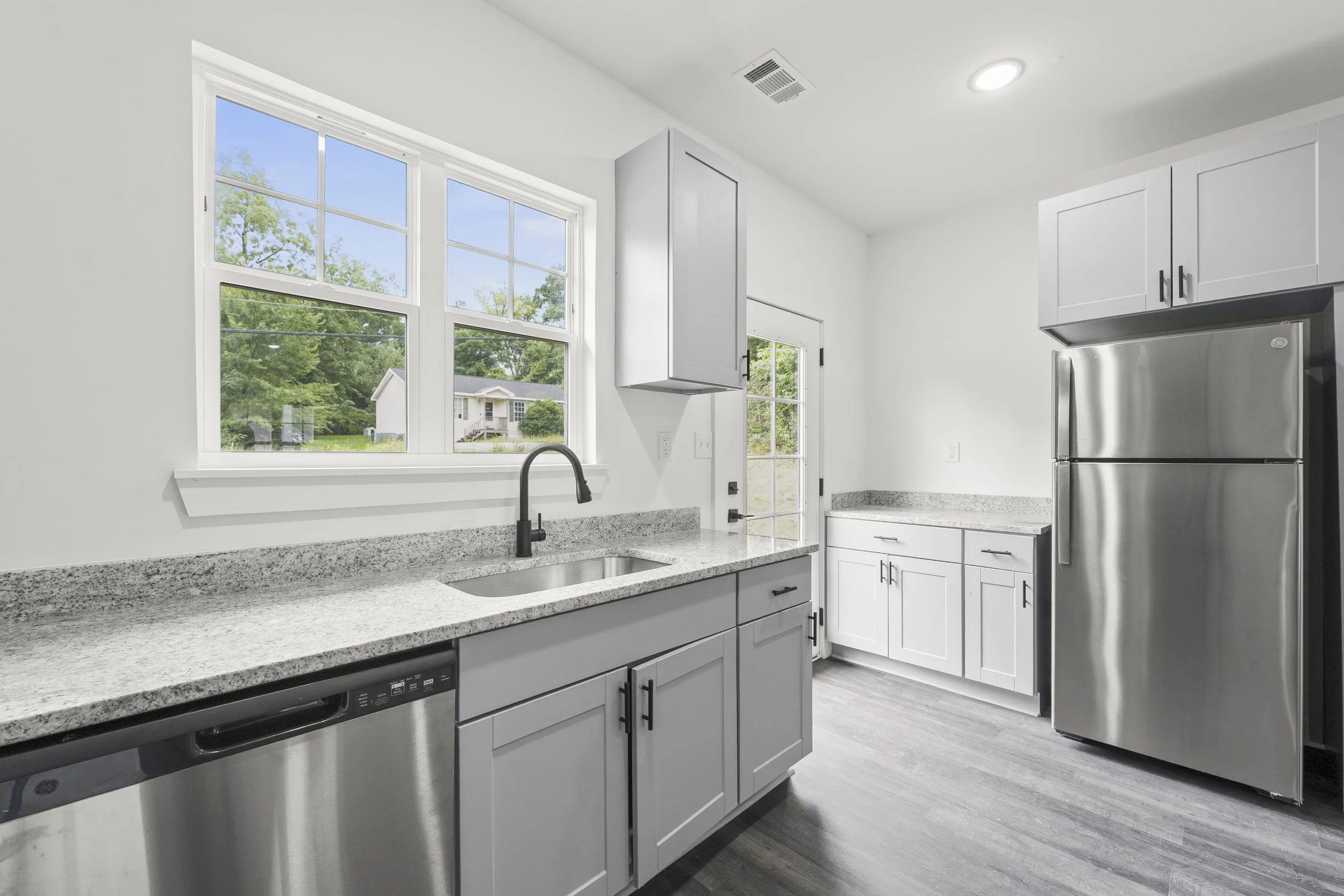 10-1510 Brownwood Ave 10.jpg