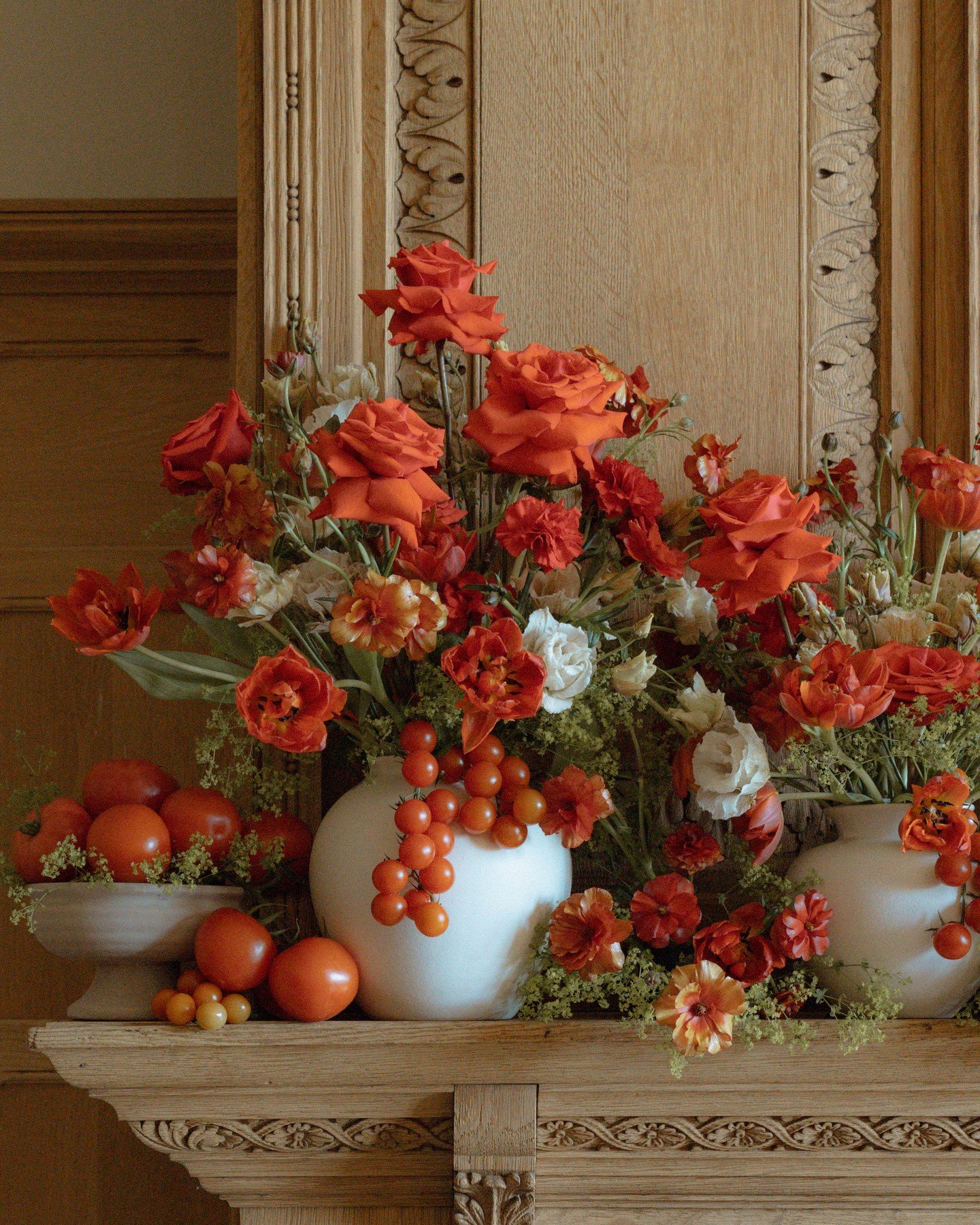 This is your sign to consider RED for a wedding event 🌹❤️

Especially when you create a modern twist with tomatoes as a floral element. Picture THIS as your rehearsal dinner or Sunday brunch theme. 

Rich red roses, modern textures, and all the frui
