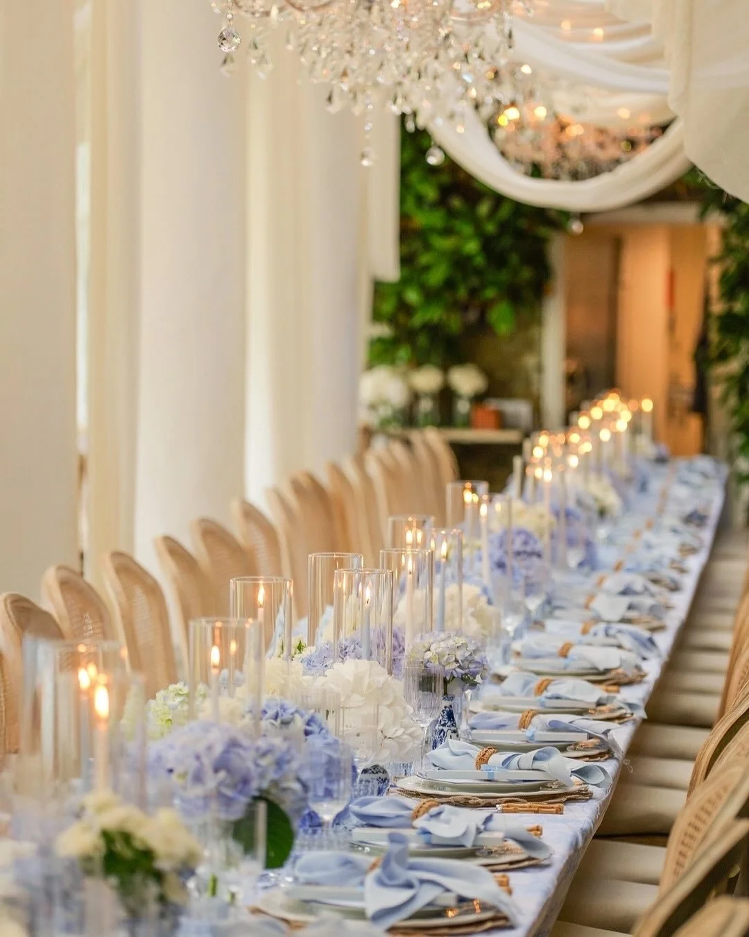 Coastal Garden Blues 🤍💙
⠀⠀⠀⠀⠀⠀⠀⠀⠀
This elegant wedding tablescape at Avington Park in Hampshire was all about hydrangeas in abundance and the finer details - printed table linens, &lsquo;Blue Willow Pattern&rsquo; elements, coordinating candles, an