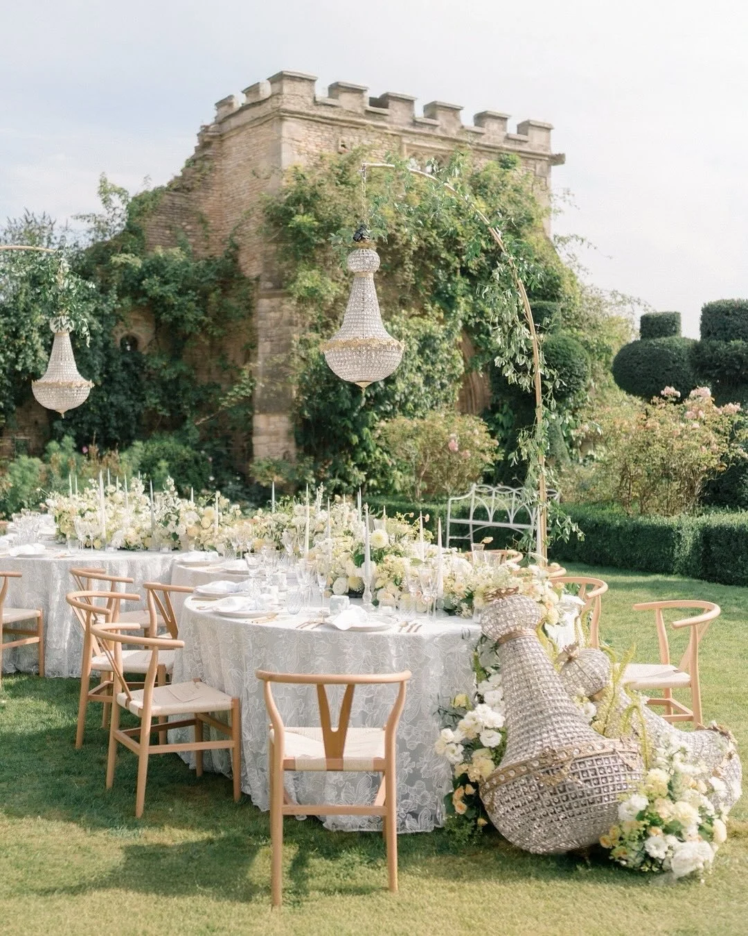 Unique Tablescapes: Serpentine Layout 💛
⠀⠀⠀⠀⠀⠀⠀⠀⠀
At Euridge Manor, this wedding tablescape featured soft, sweeping curves that created an elegant focal point against the stunning backdrop of this iconic venue. 
⠀⠀⠀⠀⠀⠀⠀⠀⠀
An abundant floral runner i
