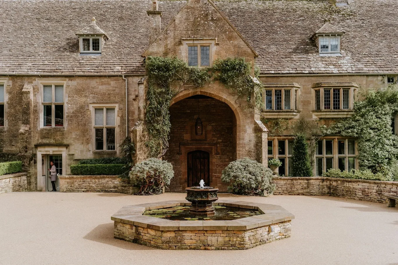 Coombe-end-manor-luxury-wedding-venue-the-cotswolds.webp