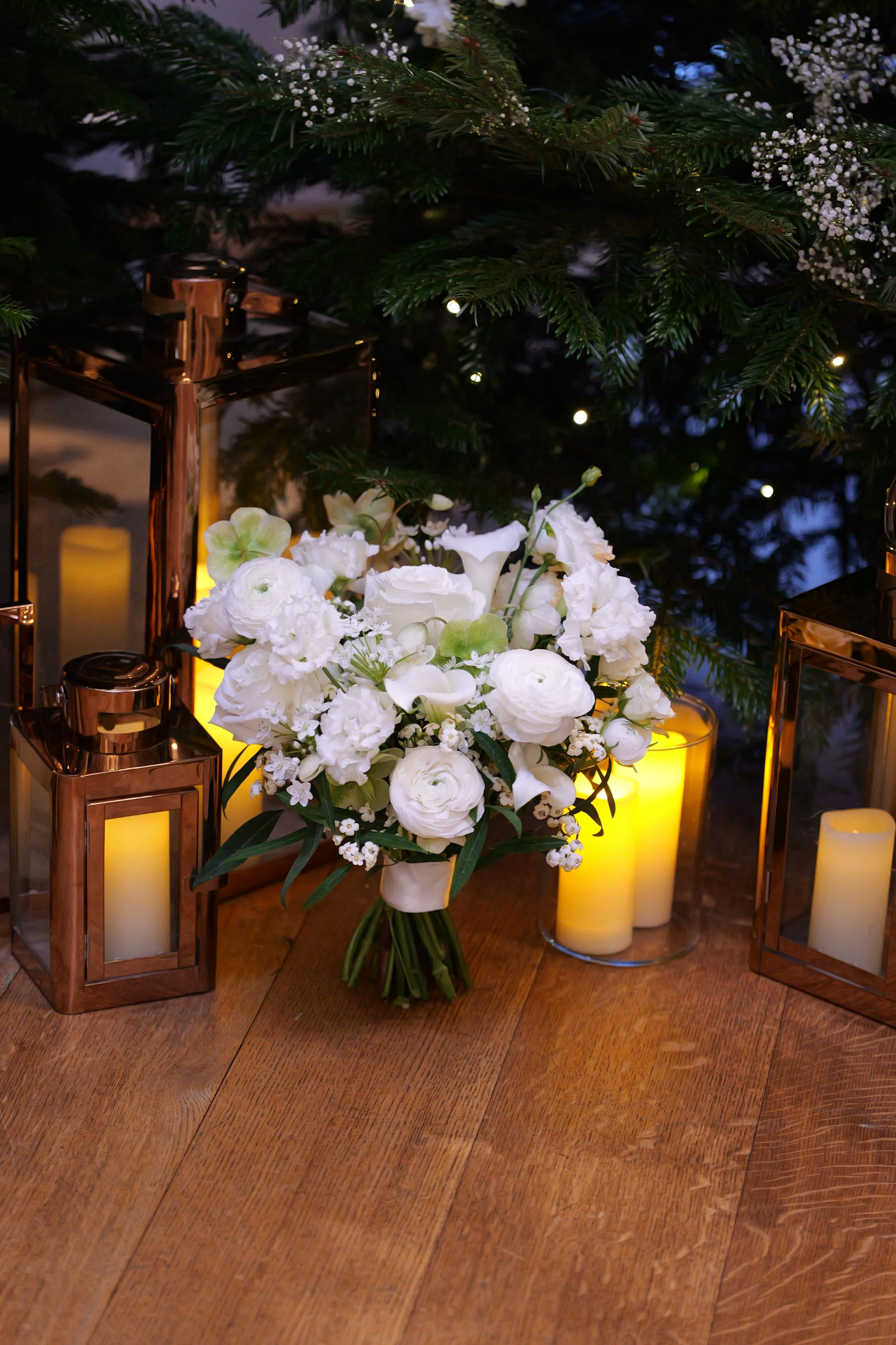 christmas-inspired-white-bridal-bouquet.JPG