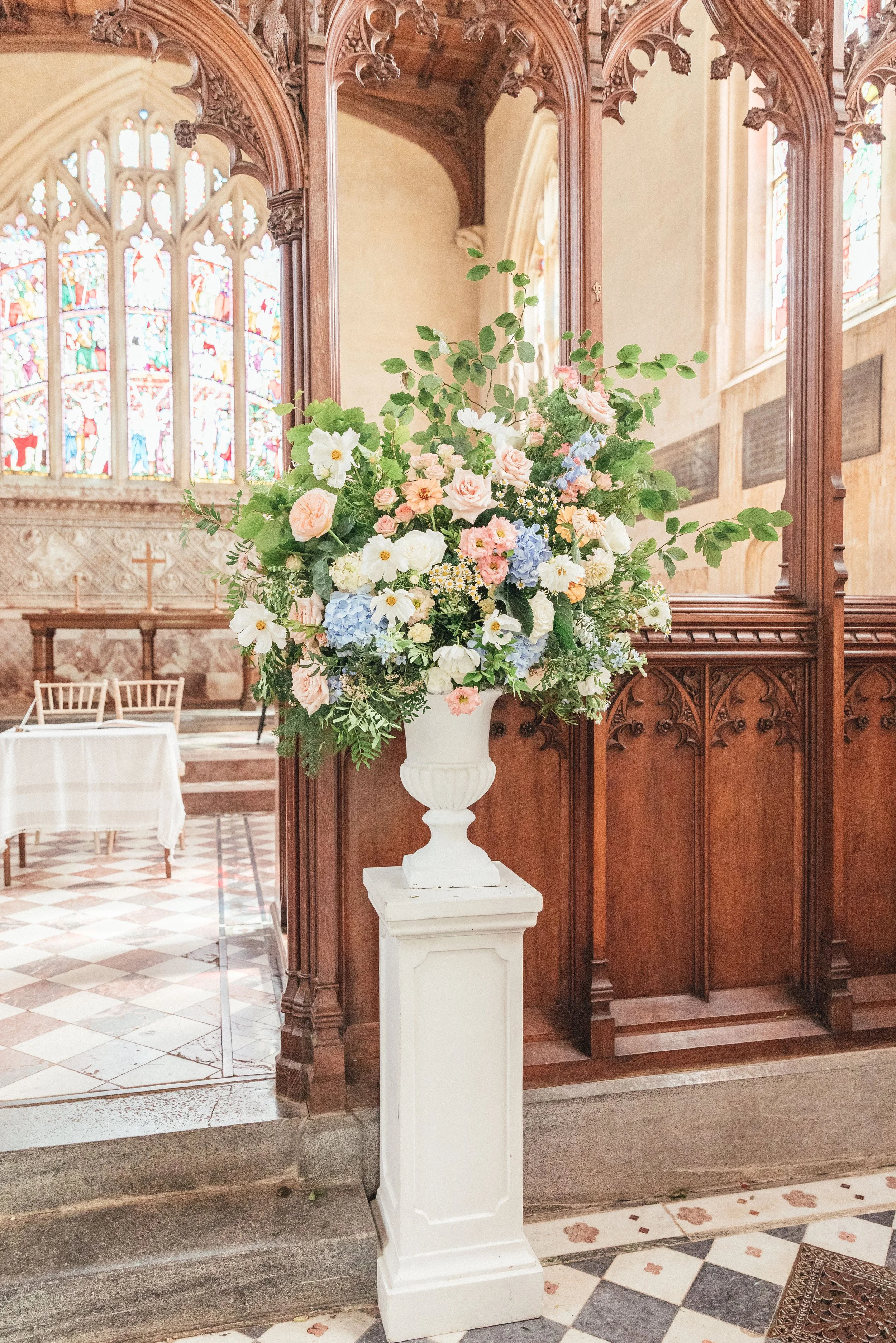 pastel-wedding-urn-the-way-to-bloom-real-wedding-sudeley-castle.jpg