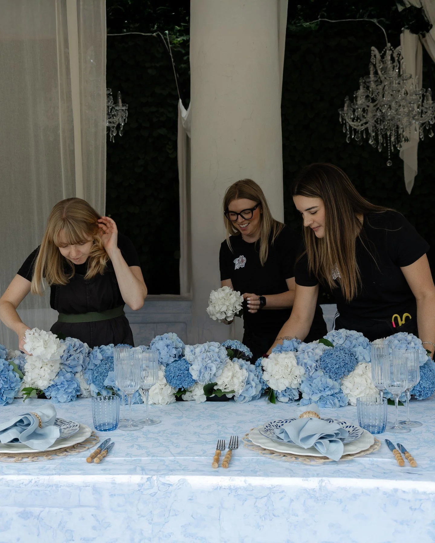 Behind the scenes, flowerin&rsquo; your wedding tablescape 🩵

A mood board called Coastal Garden Blue inspired the top table florals to feel like a New England, Cape Cod garden.  With only soft white and blue hydrangeas, which looked right at home i