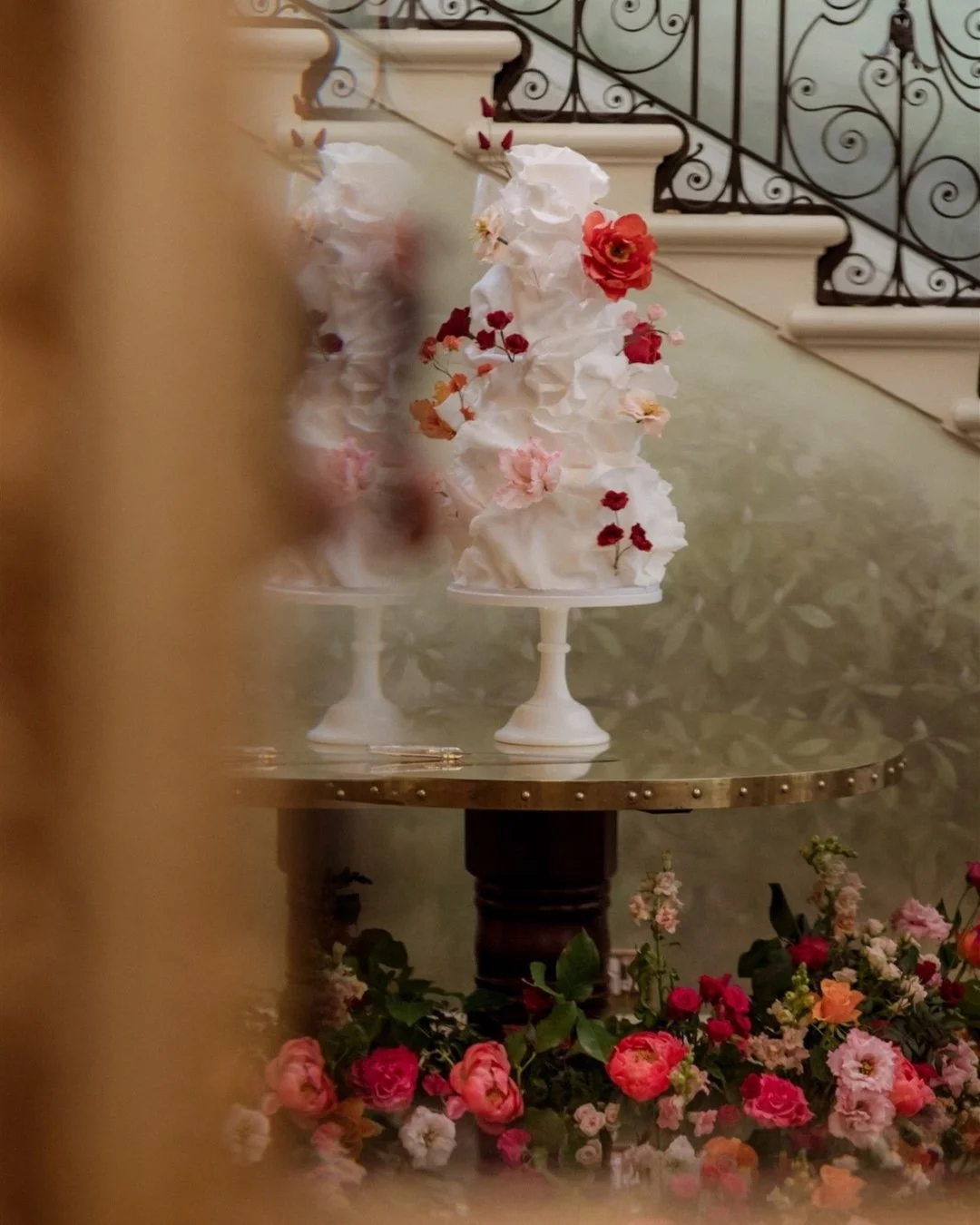 The iconic cake cutting, staircase moment at Hedsor House 🏰

Proof your cake cutting can be a full design moment! With your guests gathered, the best kind of energy in the room, and the whole space styled for the 'first task that the newlyweds perfo