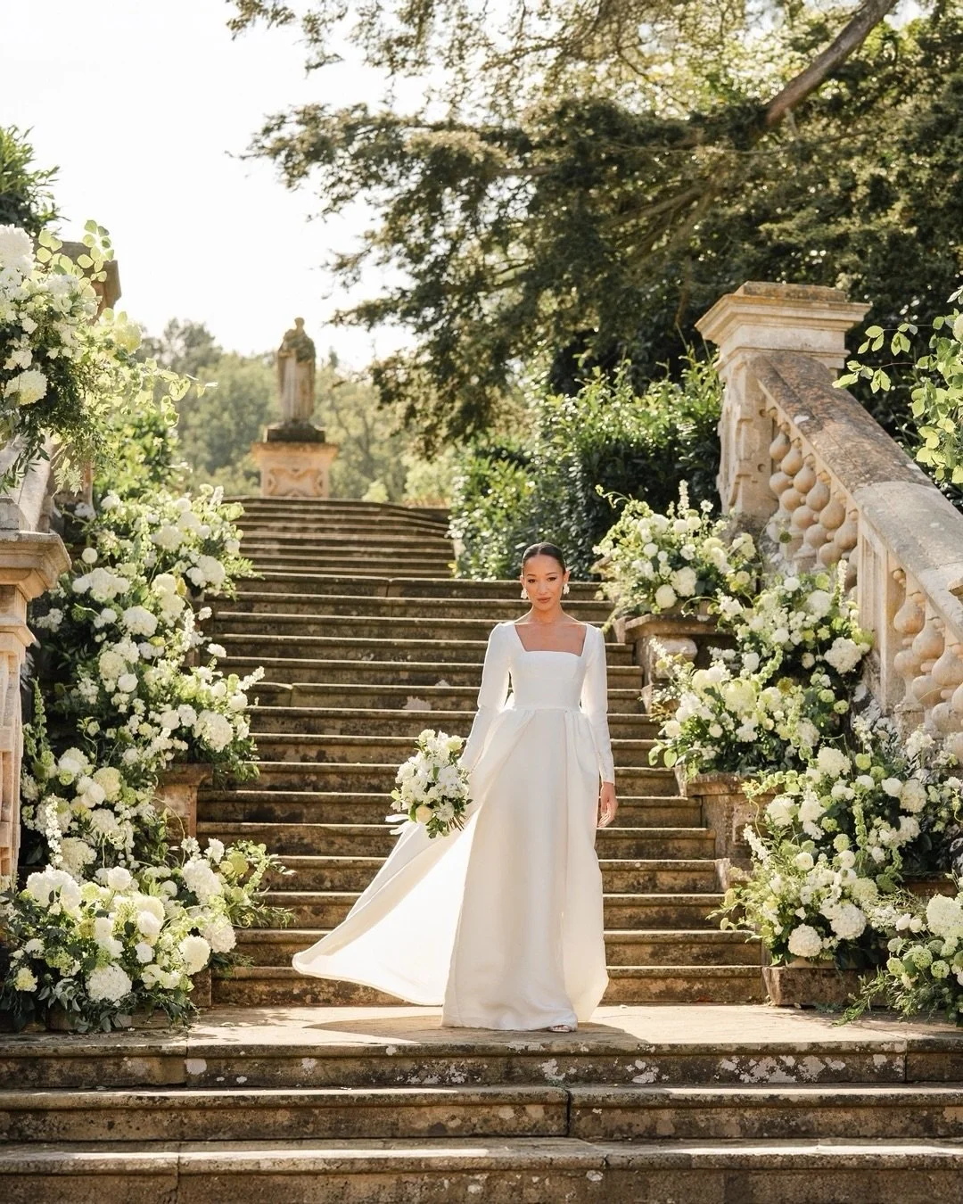 Let your wedding venue inspire our floral designs 🌿
⠀⠀⠀⠀⠀⠀⠀⠀⠀
The staircase, the pillars, the spaces your guests naturally move through. The moment guests arrive, they are instantly surrounded by pretty wedding florals. Soft white blooms, layered gr