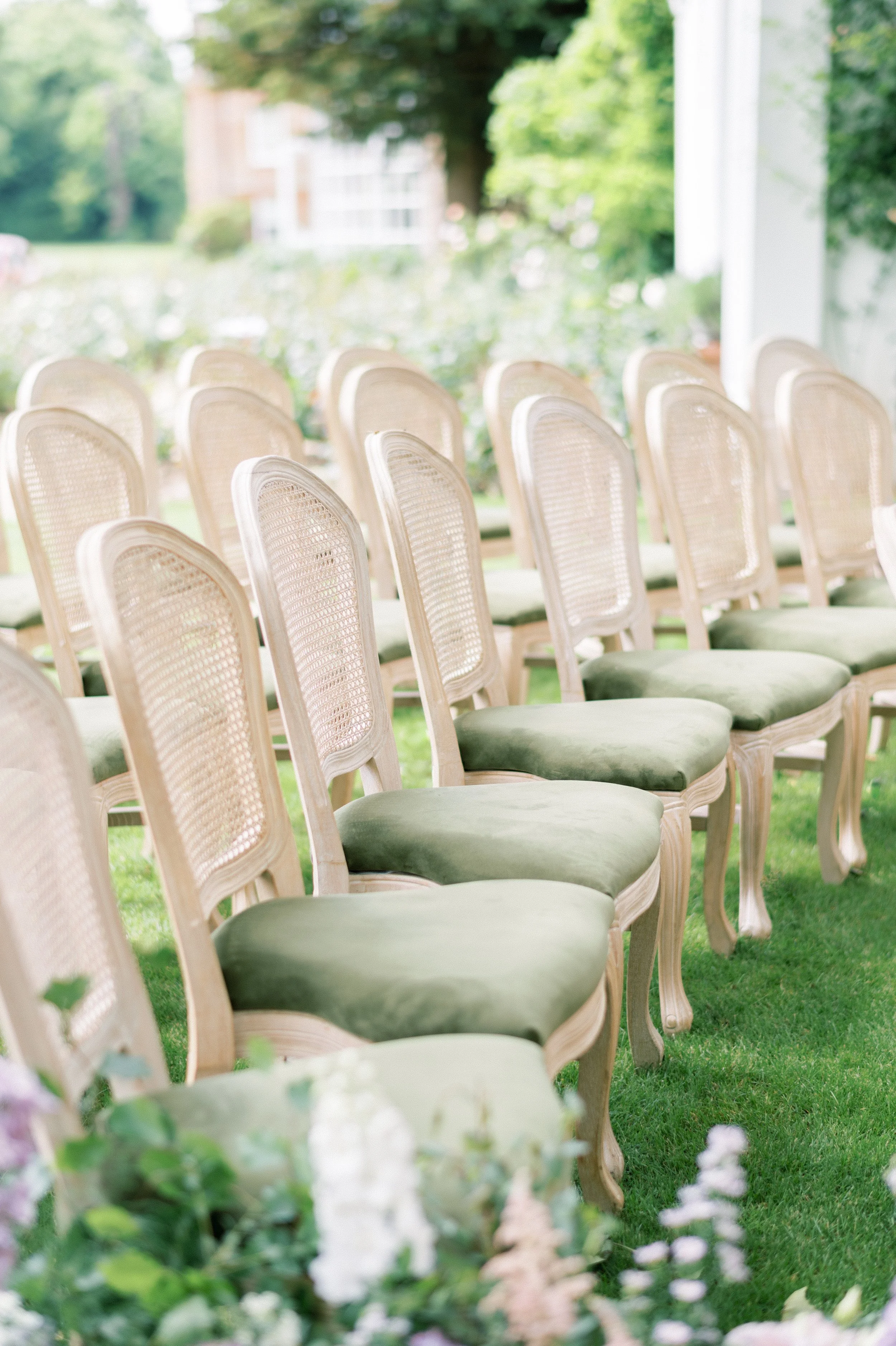 avington-park-outdoor-wedding-ceremony-florist-the-way-to-bloom.jpg