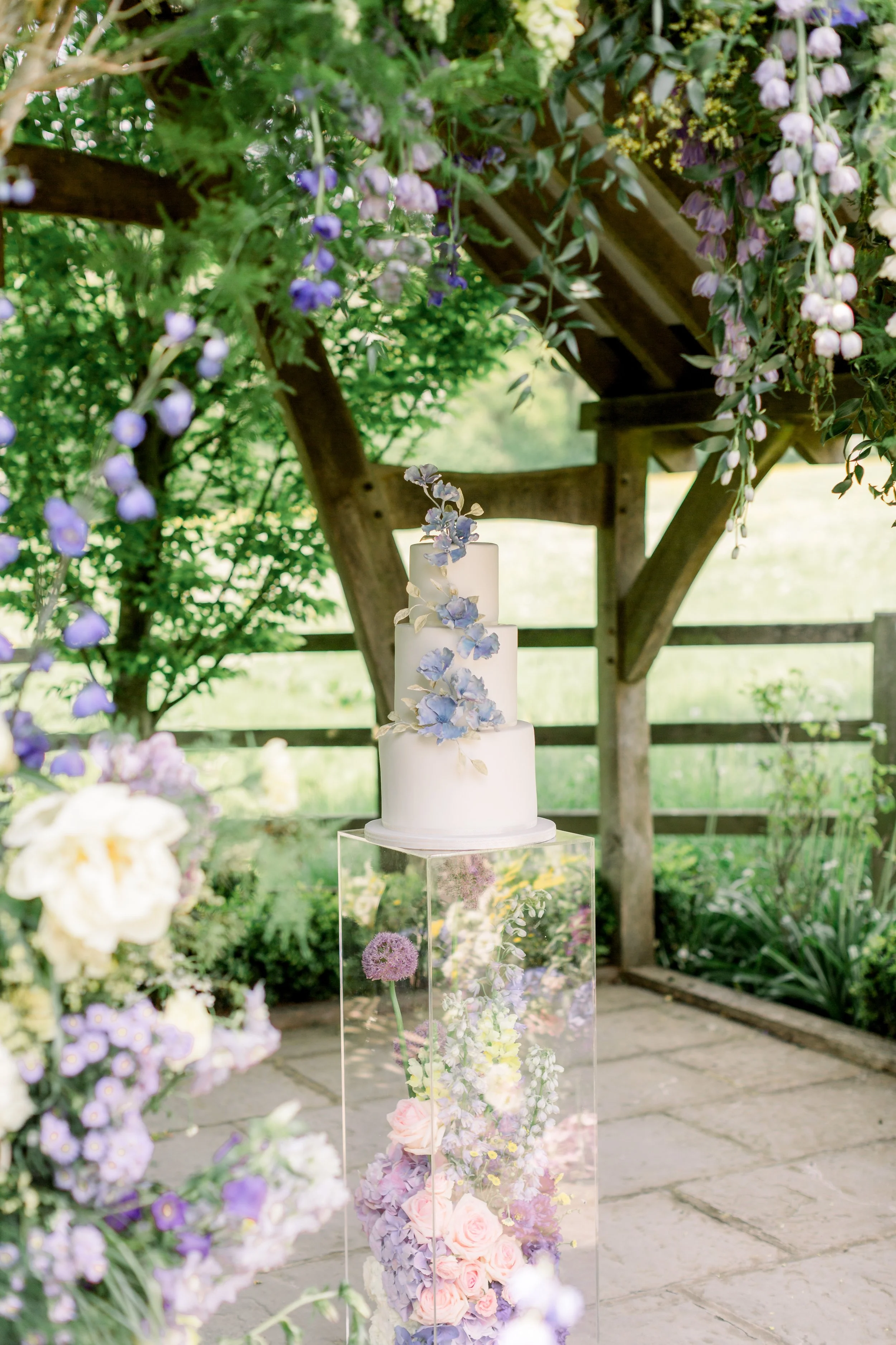 luxury-english-wedding-hyde-house-pastel-colours.jpg
