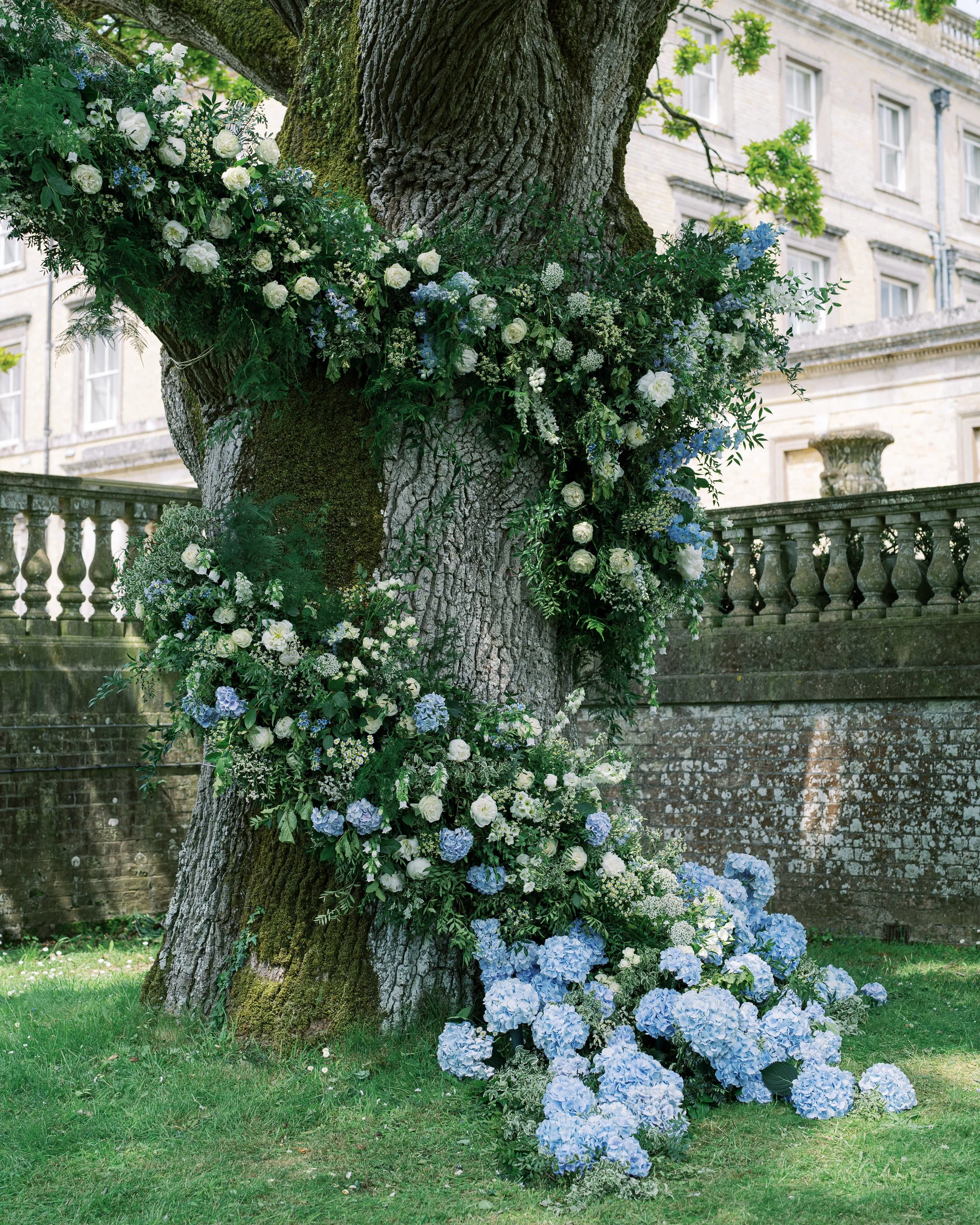 wedding-ceremony-floral-installation..jpg