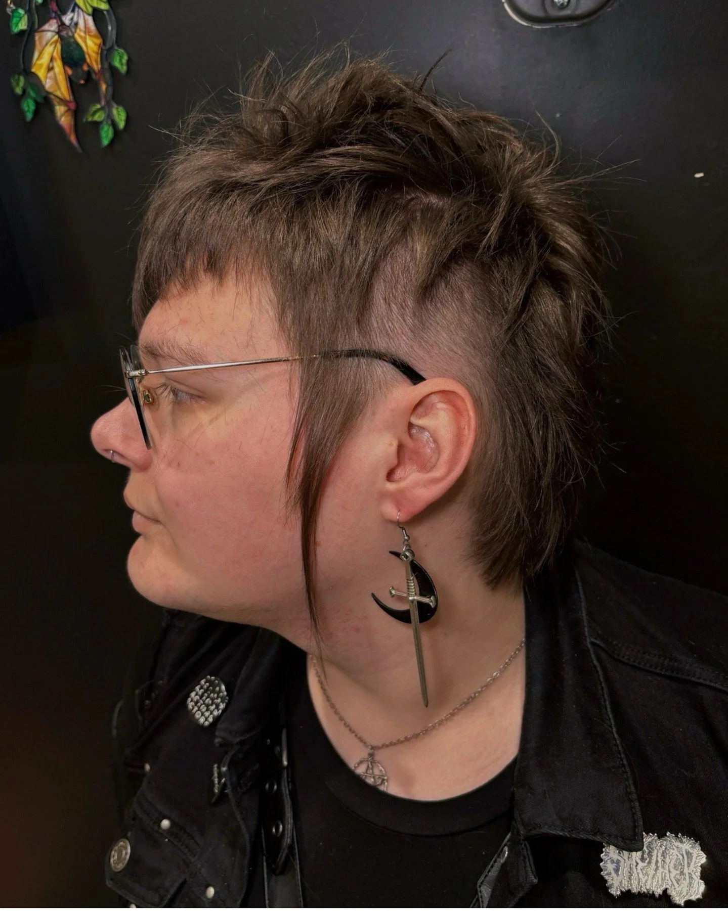 Cannot get over this cut. 🔥🔥

 #QueerHair #ChicagoHairStylist #Roottouchup #vividcolor #althairsalon #GenderFreeHair #ChiHair #HairTransformation #TransHair #AltHair #SupportLocalChicago