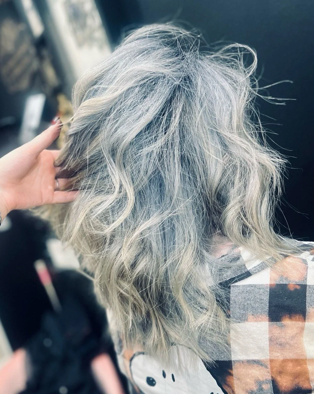 TRANSFORMATION TIME! (Swipe to see the before)

 #QueerHair #ChicagoHairStylist #Roottouchup #vividcolor #althairsalon #GenderFreeHair #ChiHair #HairTransformation #TransHair #AltHair #SupportLocalChicago