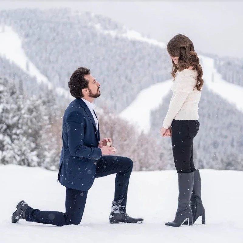Snowflakes falling, mountains glowing, and a &ldquo;yes&rdquo; that changes everything. 🤍✨
There&rsquo;s nothing quite like a winter proposal at @ritzcarltonbachelorgulch &mdash;where every moment feels timeless.

💍 Forever begins in the Rockies.

