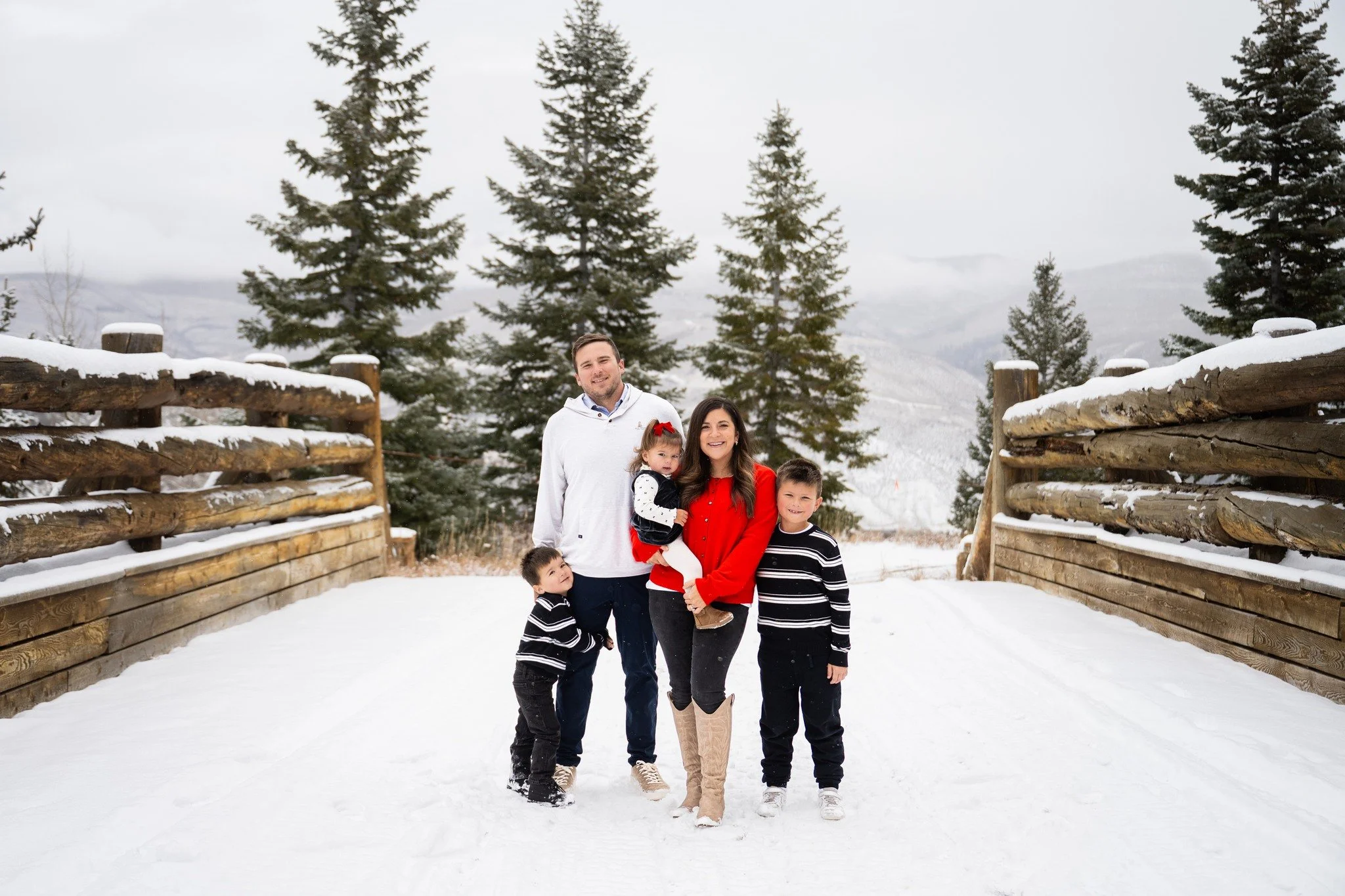 fresh snow, mountain air, and the kind of moments you&rsquo;ll want to frame forever ✨
Family sessions at @ritzcarltonbachelorgulch  are pure magic&mdash;warm lodge vibes, snowy peaks, and memories made right here in@beavercreek 

Let&rsquo;s capture