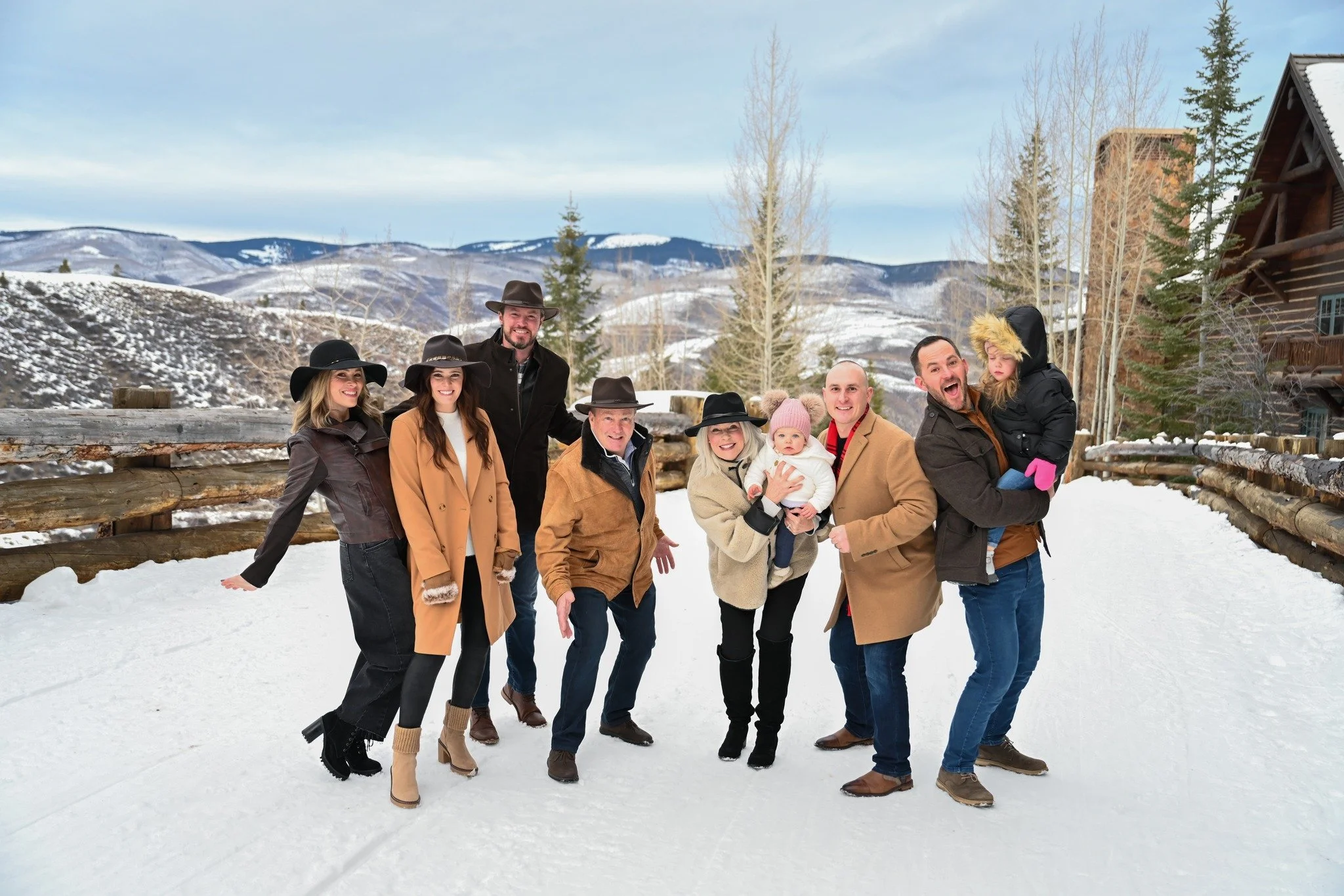Snow-dusted pines, glowing mountain light, and a weekend where everyone is finally together 🤍❄️

There&rsquo;s nothing quite like a big family photoshoot @ritzcarltonbachelorgulch  in the heart of winter. From candid laughs to timeless portraits, th