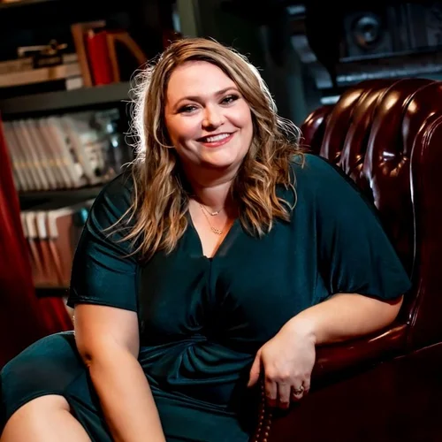 Dana Kausek, LCSW of Ala Therapy Collective, online therapist for adults in Oklahoma, currently on sabbatical.