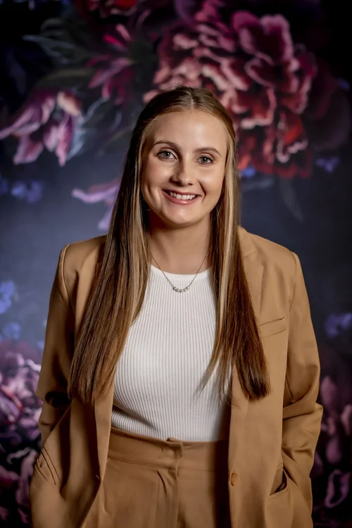 Kenzie Langford, LCSW, LICSW of Ala Therapy Collective, EMDR therapist for teens, young adults, and women in Oklahoma, Texas, and Massachusetts.