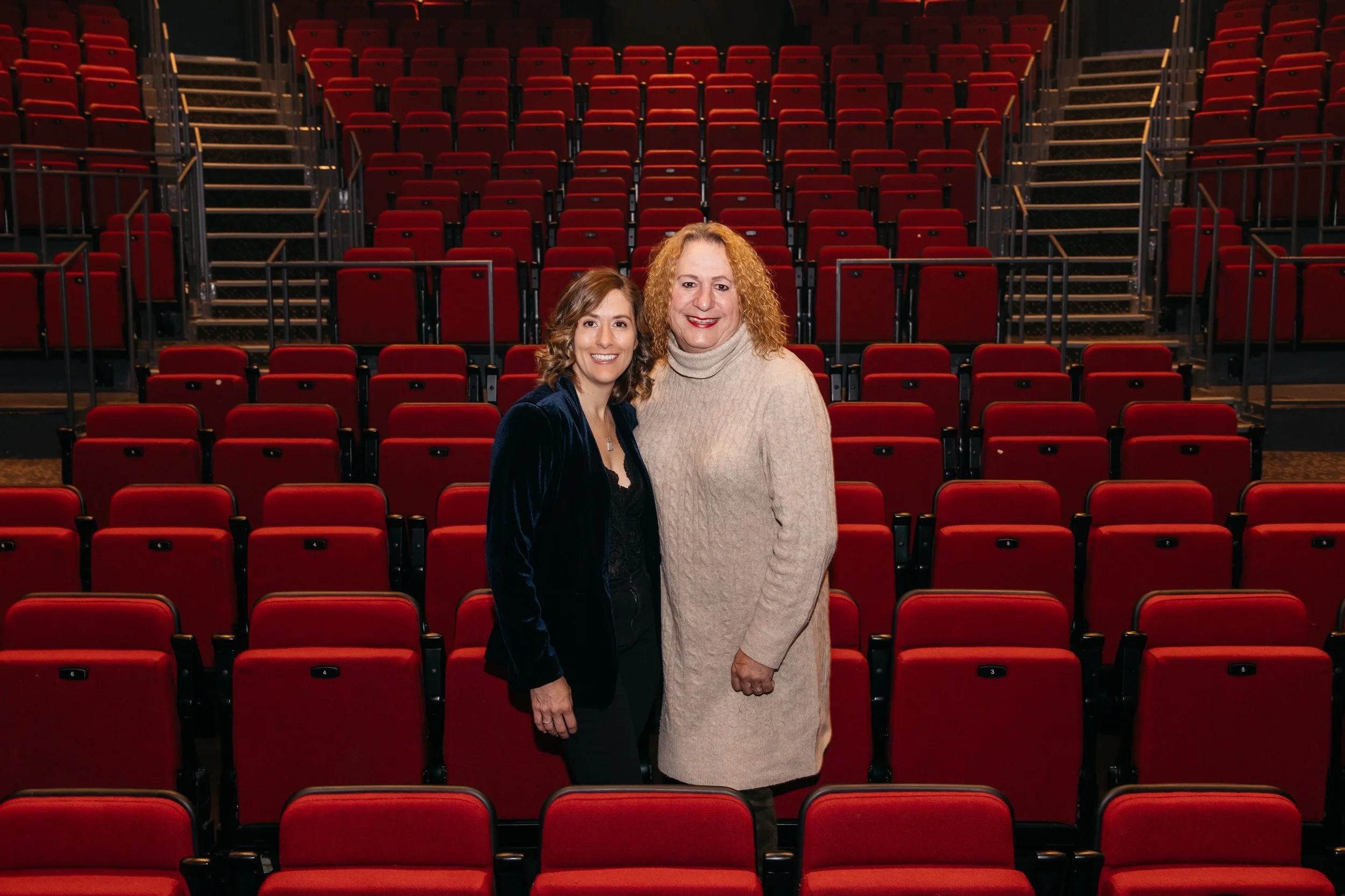 Marie-Claude D'Aoust et sa papa Sophia, à la Cinquième salle de la Place des Arts de Montréal, dans le cadre de la rentrée montréalaise de Fille de trans
