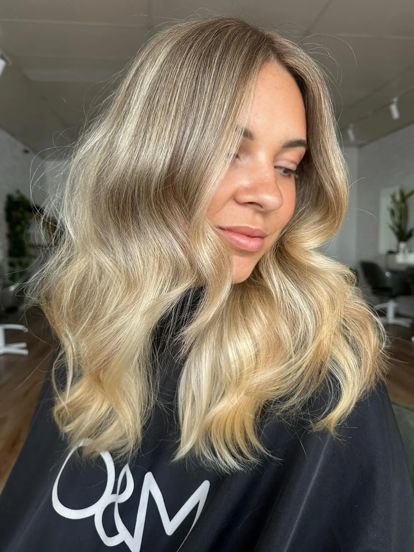 5 hours in the chair and wow&hellip; what a glow-up 🤍✨
Soft, creamy dimensions through the mid-lengths, brightness around the face, and a seamless blend for that effortless, lived-in blonde we&rsquo;re known for.

Healthy hair first &mdash; always. 