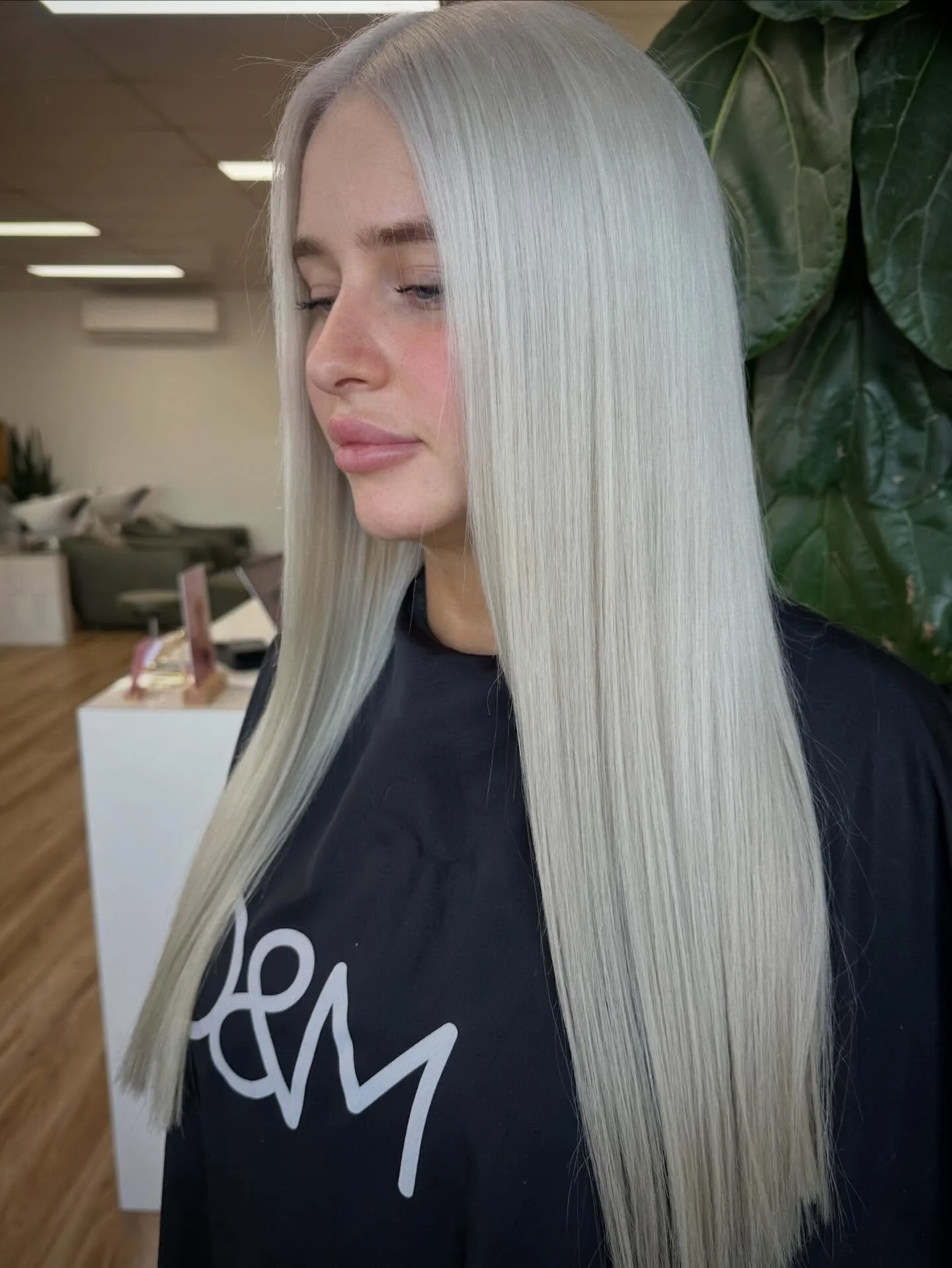 A flawless full head bleach isn&rsquo;t about going lighter &mdash;
it&rsquo;s about achieving consistent lift across every strand ✨
Precision, patience, and blonde expertise 🤍

Booking available #iceyblonde #fullheadbleach #blondespecialists @origi