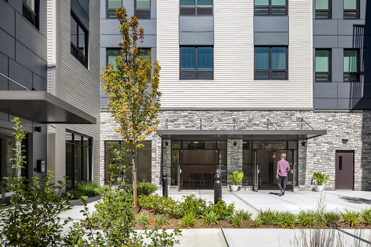 LaMora-Senior-Housing_0079710.00.0_Photo-Ext-Courtyard_mr-copy.png