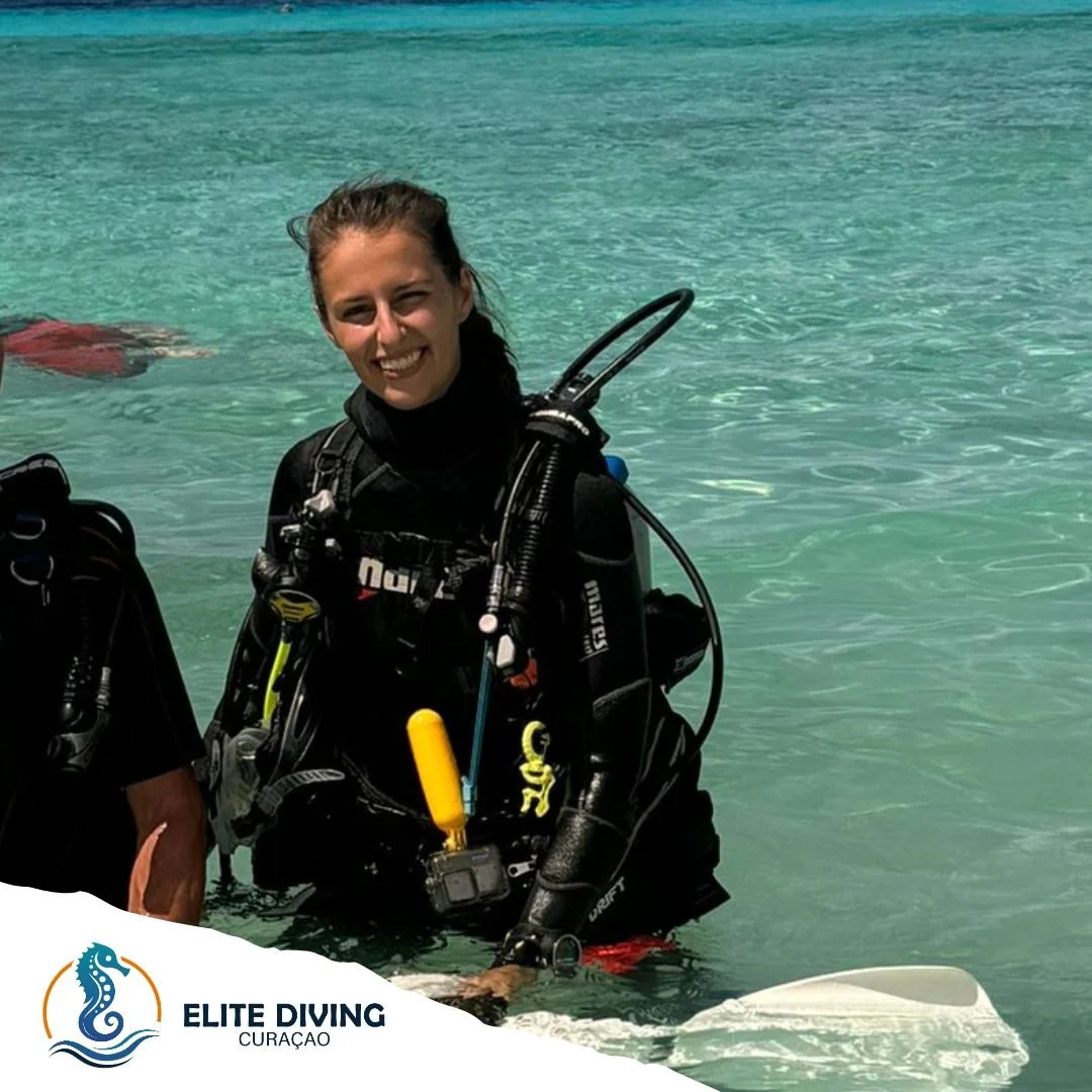 👋 Meet Rowie!
One of our amazing SSI Instructors here at Elite Diving Cura&ccedil;ao. 
Rowie fell in love with diving the very first time she went underwater &mdash; drawn in by the peace, quiet, and magic of the ocean. 🌊

With a passion for captur