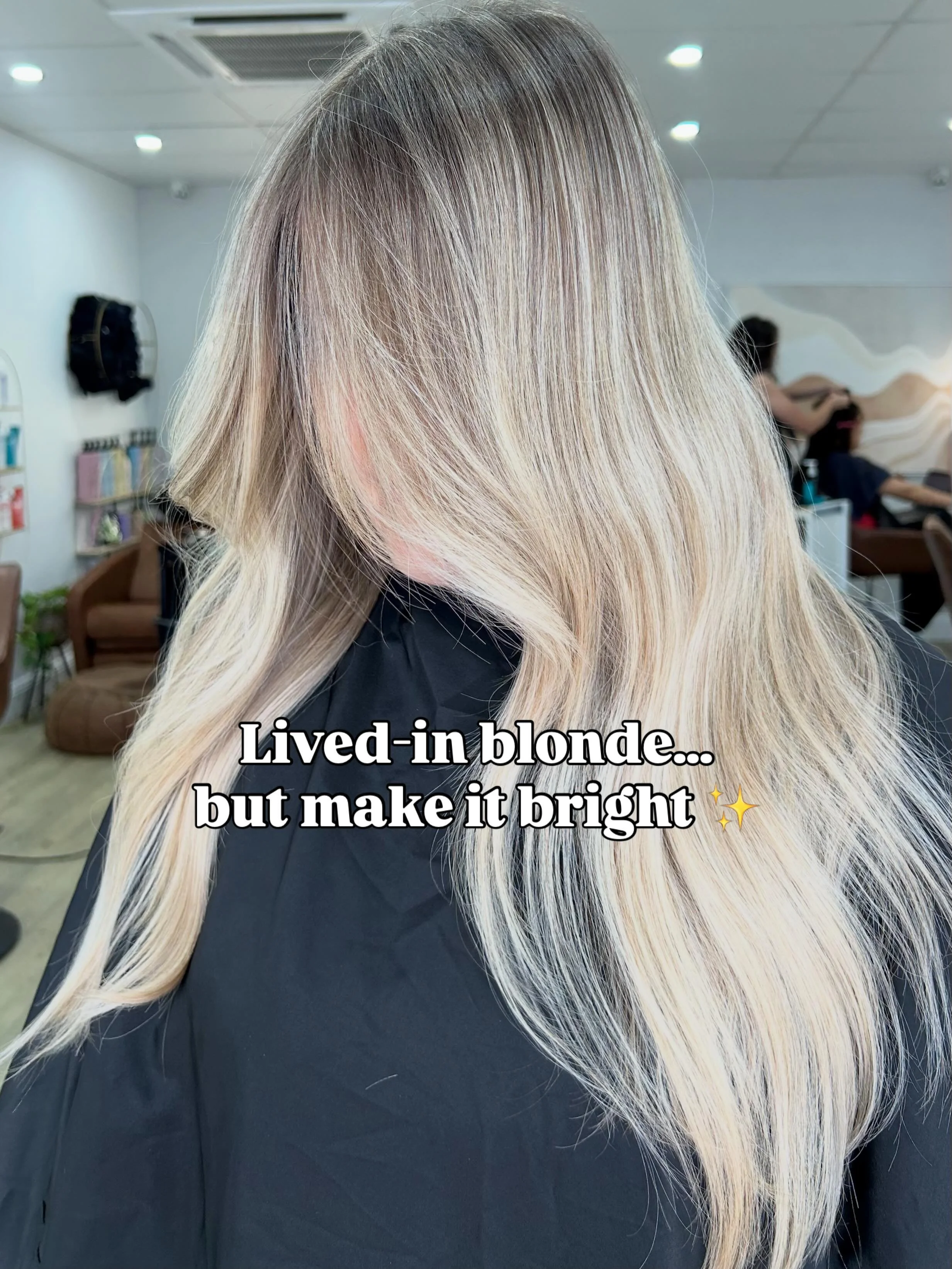 A lot of people think going &ldquo;lived-in&rdquo; means going darker&hellip; but it really doesn&rsquo;t have to 🤍

This is the perfect example of a bright lived-in blonde &mdash; soft, seamless regrowth while still keeping that fresh blonde feelin