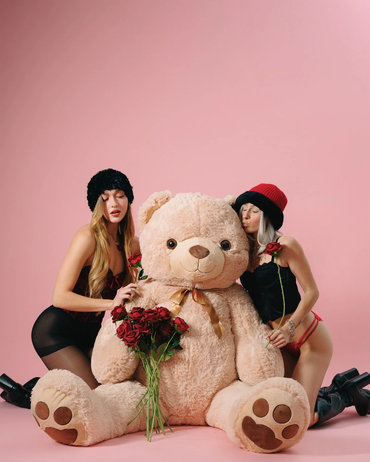 Better late than never ❤️🧸

Guess the bears name&hellip;
(Wrong answers only) ⬇️
Comment with most likes gets a free 30 min photoshoot 📸 👀