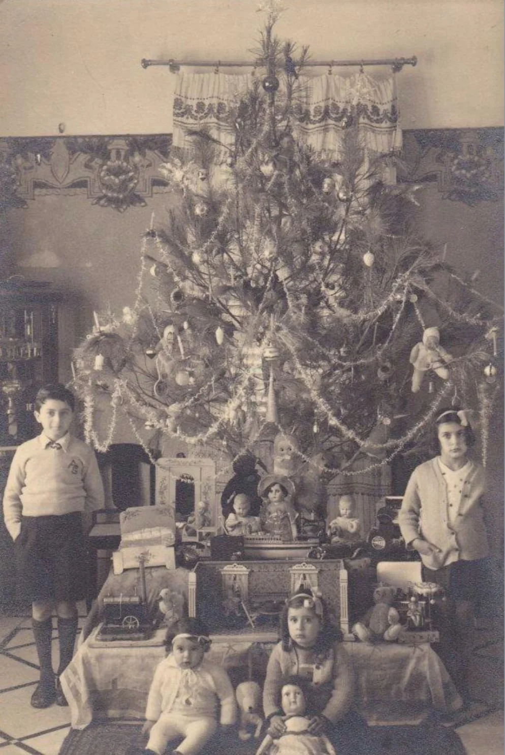 Catherine Berouti and Elias Thomas Gelat's children. From left to right: Antoine Gelat, Norma Gelat, Vivianne Gelat, and Gloria Gelat, Jerusalem, ca. 1936