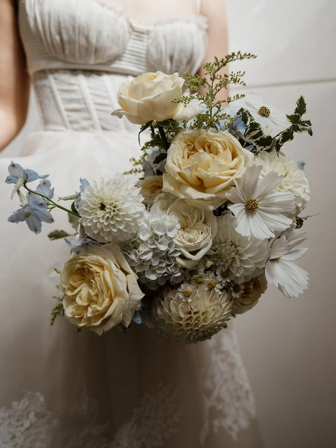 How Devine is Grace&rsquo;s bouquet soft buttery lemons whites and blue hues. 🤍