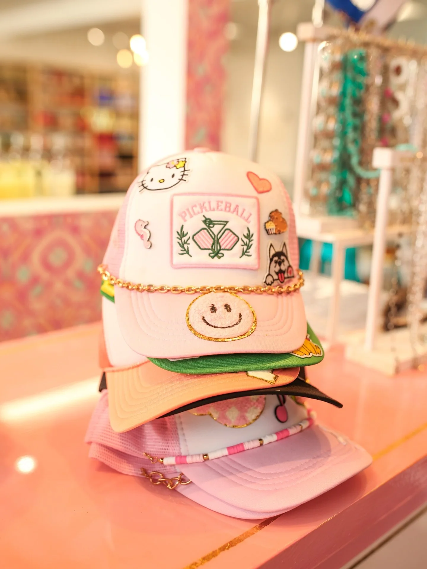 This week at the @prettypleasecollective Hat Bars 🤠

So many custom trucker hats! Swipe to the end to see our cutest hat (and smile) of the week ✨

Which one&rsquo;s your favorite?

Book your reservation now! Link in bio

📍Hat bar locations:
☀️@hat