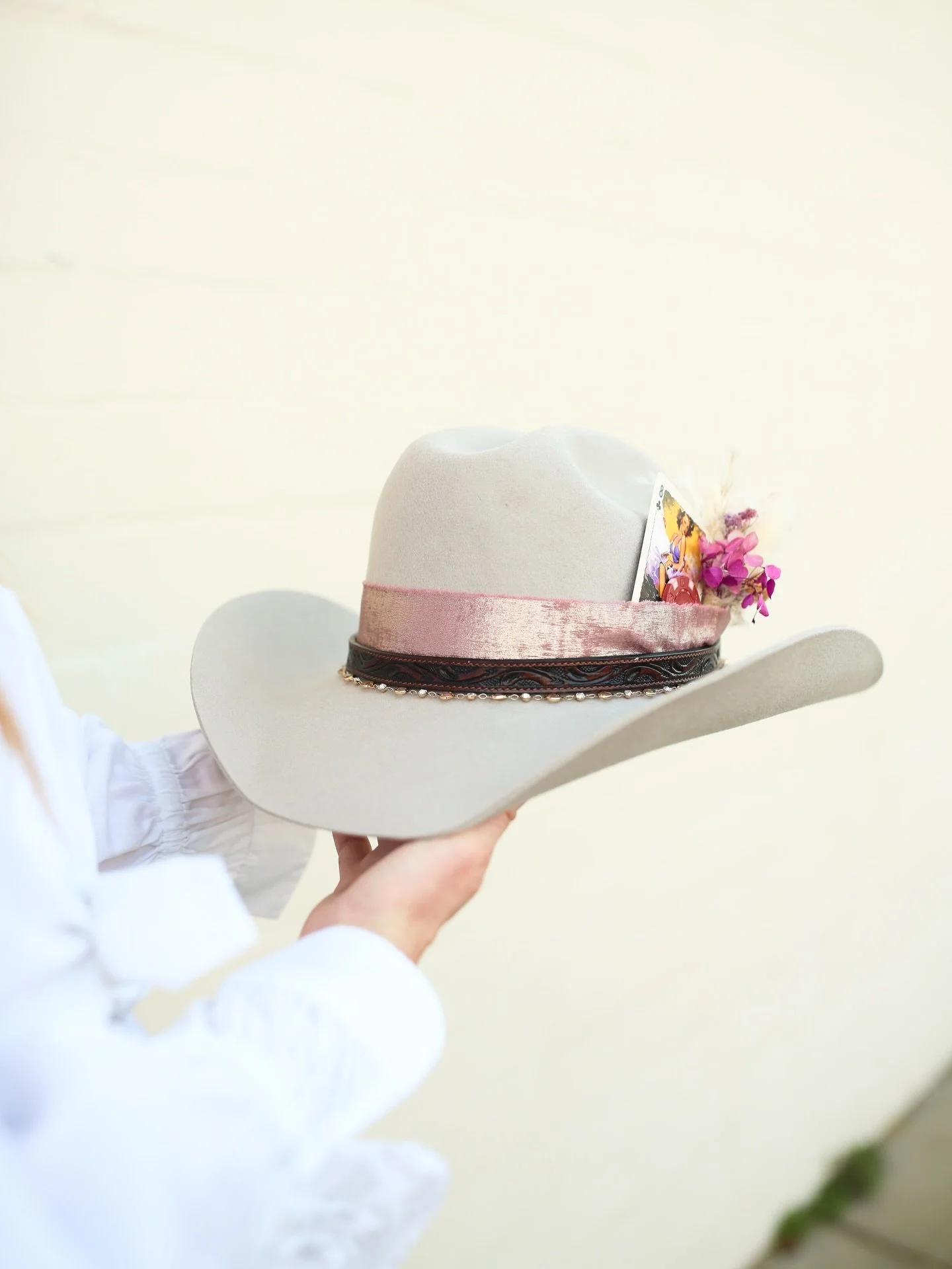 Monday look at a few of the beautiful hats made at the  @prettypleasecollective Hat Bars 🤠

Swipe thru to see all the beautiful custom made creations! 

Lots of rancher and cowboy hats, and just in time for the San Diego Rodeo @sandiegorodeo this we