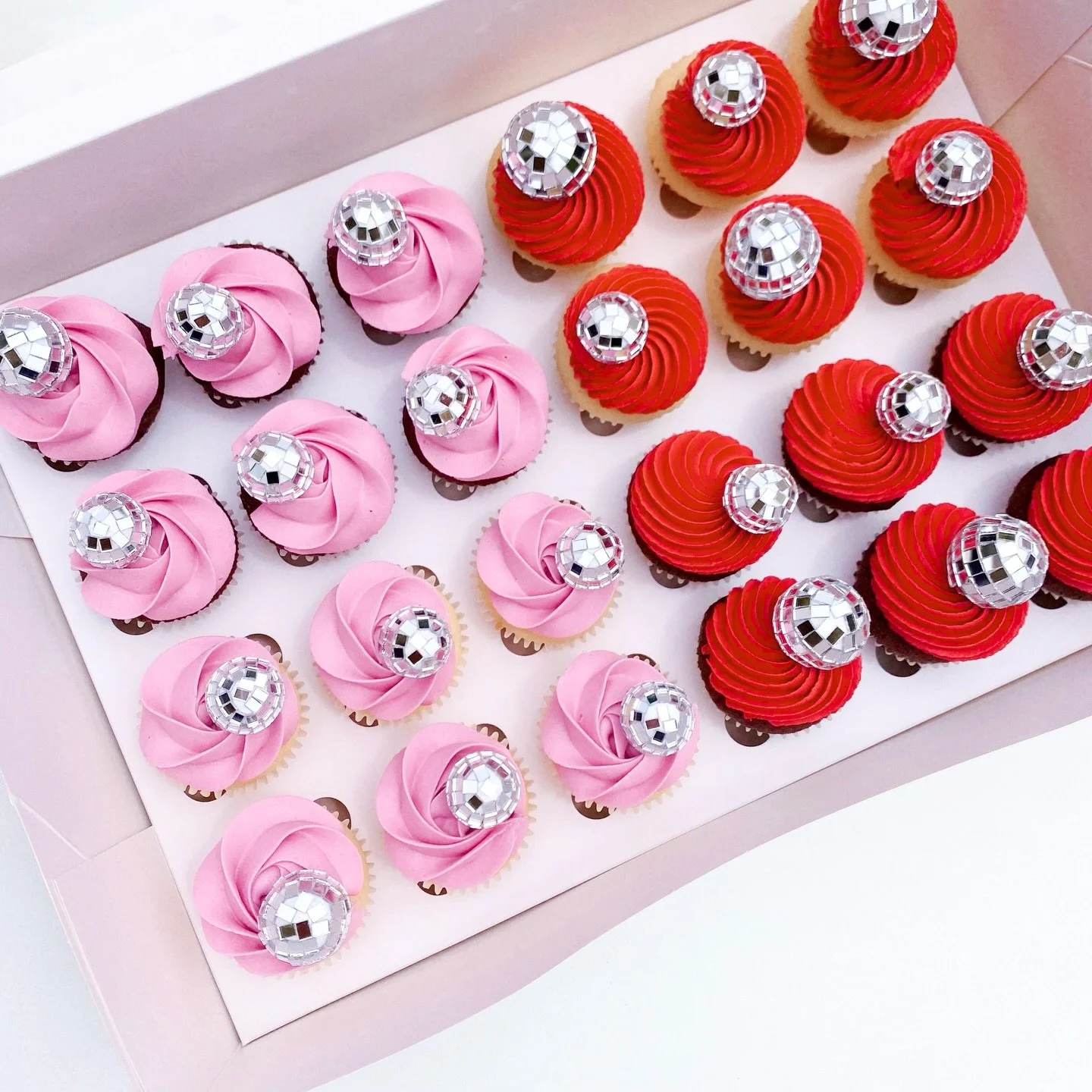 Mini cupcakes 🪩🩷❤️