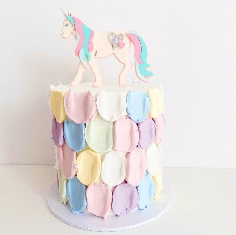 Pastel textured unicorn cake 🩷💚🩵💛💜

Topper @kikipartystudio 🦄

#unicorncake
