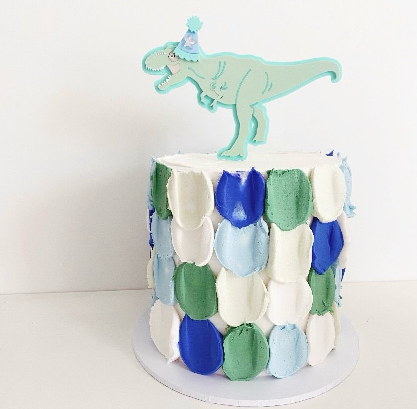 Textured dinosaur cake 🦖 

Topper @kikipartystudio 

#dinosaurcake #dinosaurcakes