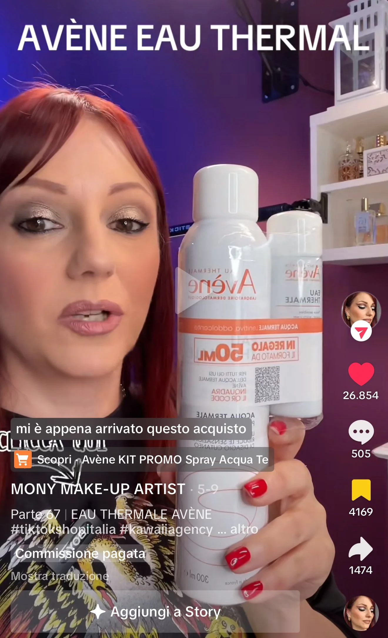 Una donna con capelli rossi mostra un kit di prodotti AVÈNE, tra cui uno spray acqua termale da 300 ml, in un video TikTok.