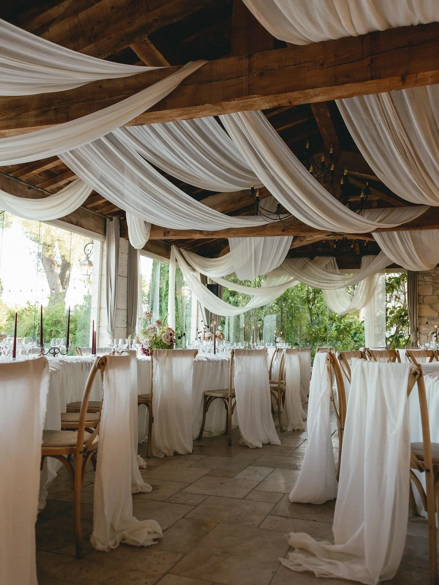 Dinner details for the wonderful R&amp;S in Provence earlier this year 

Photographer @emmawilderphoto 
Venue @lemasdelarose 
Florist @lexhamiltonfloralstudio 
Draping @drap.d_ 

#weddingplanning #weddingstyling #weddingdesign #weddinginspiration #de