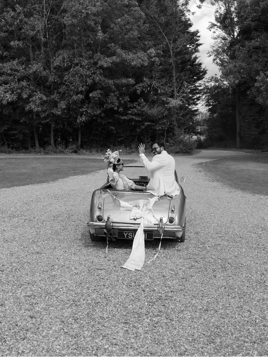 The utterly gorgeous N&amp;K 🍸
Take this as your sign to get the classic car for your wedding

Photographer @wolfshootsweddings 
Venue @westhorsleyplace 

#weddingplanning #weddingstyling #weddingdesign #weddinginspiration #weddingplanner