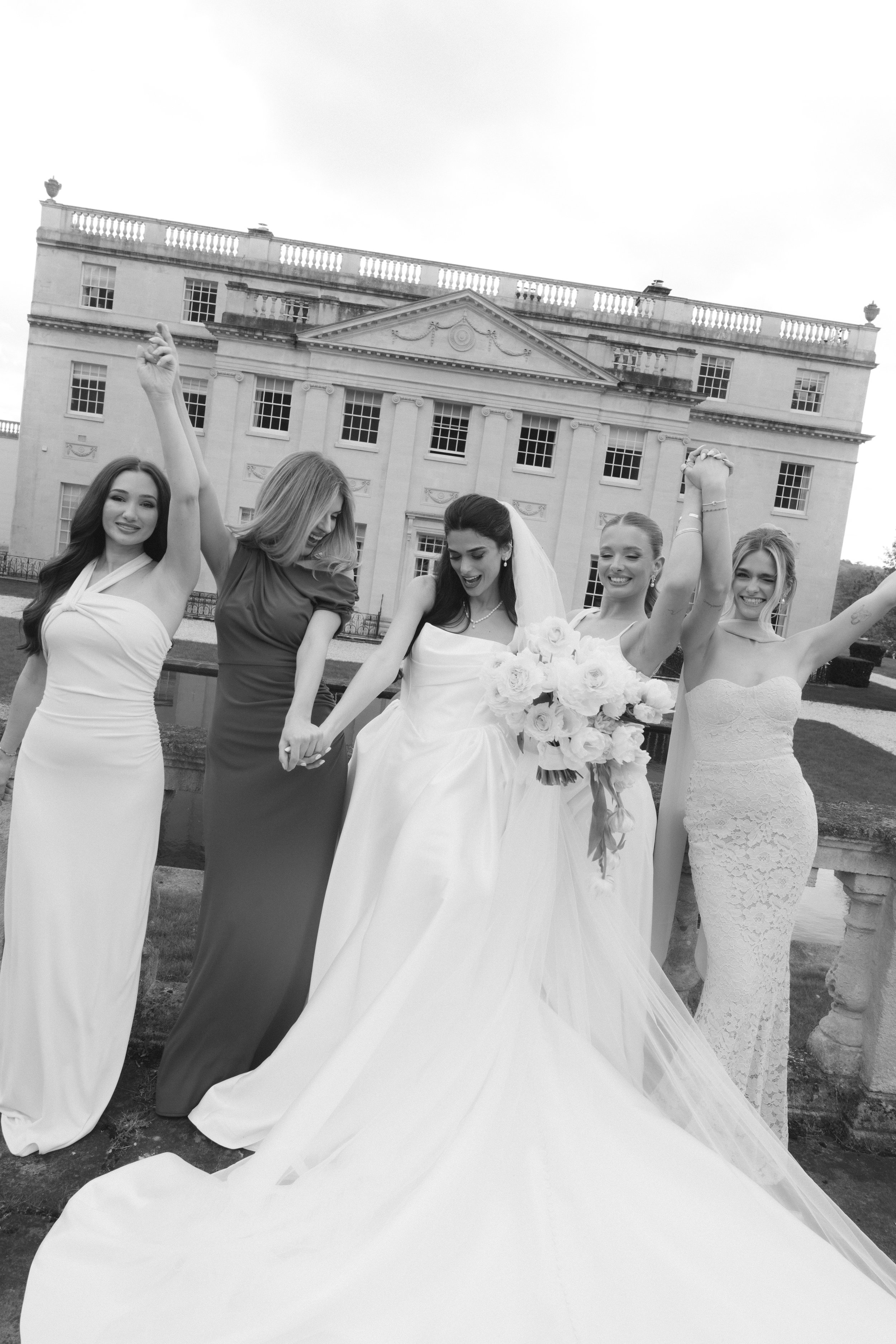 Luxury wedding photos with your bridesmaids
